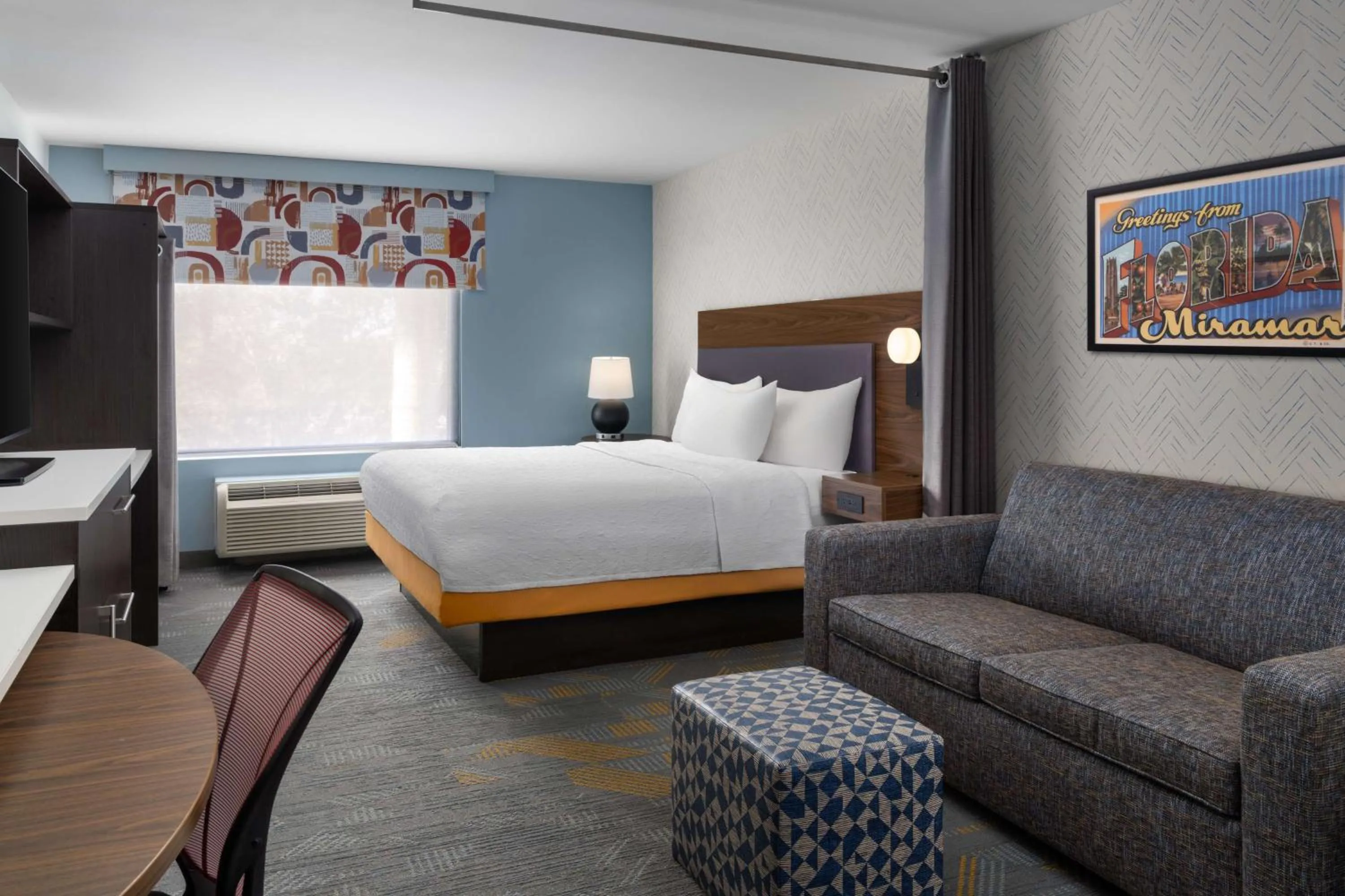 Living room, Bed in Home2 Suites by Hilton Miramar Ft. Lauderdale