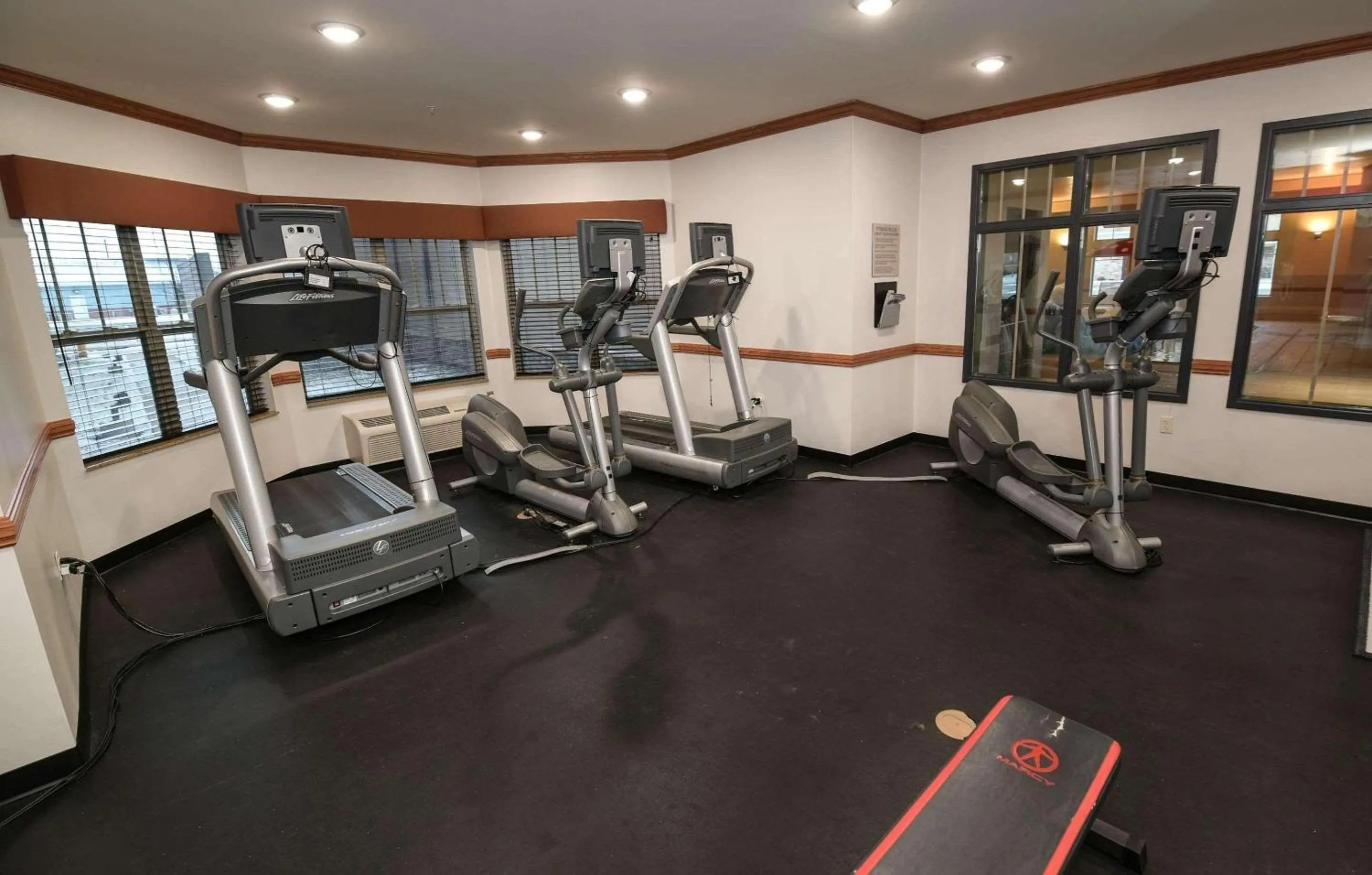 Fitness centre/facilities in Country Inn & Suites by Radisson, Grand Forks, ND