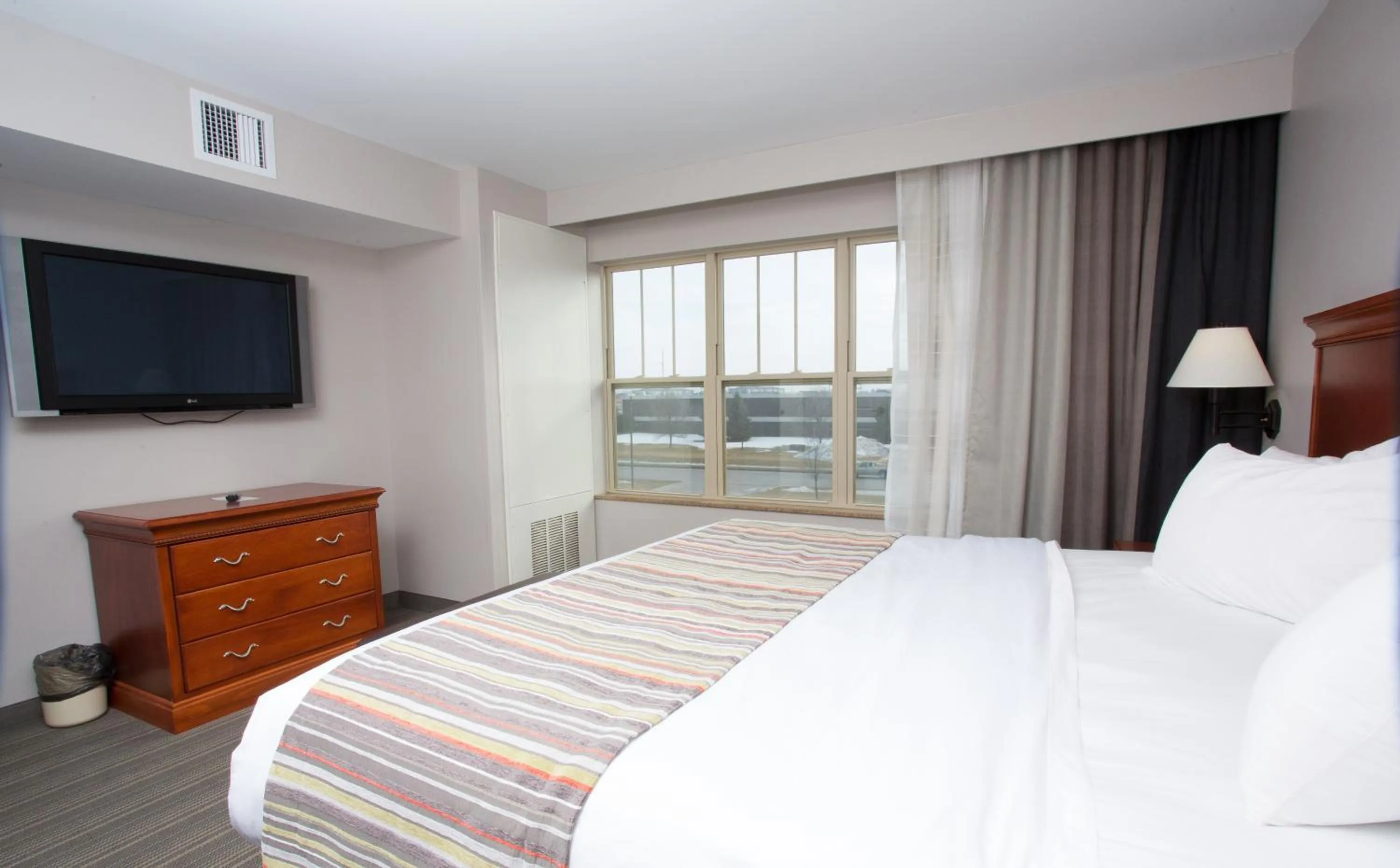 Bed in Country Inn & Suites by Radisson, Grand Forks, ND