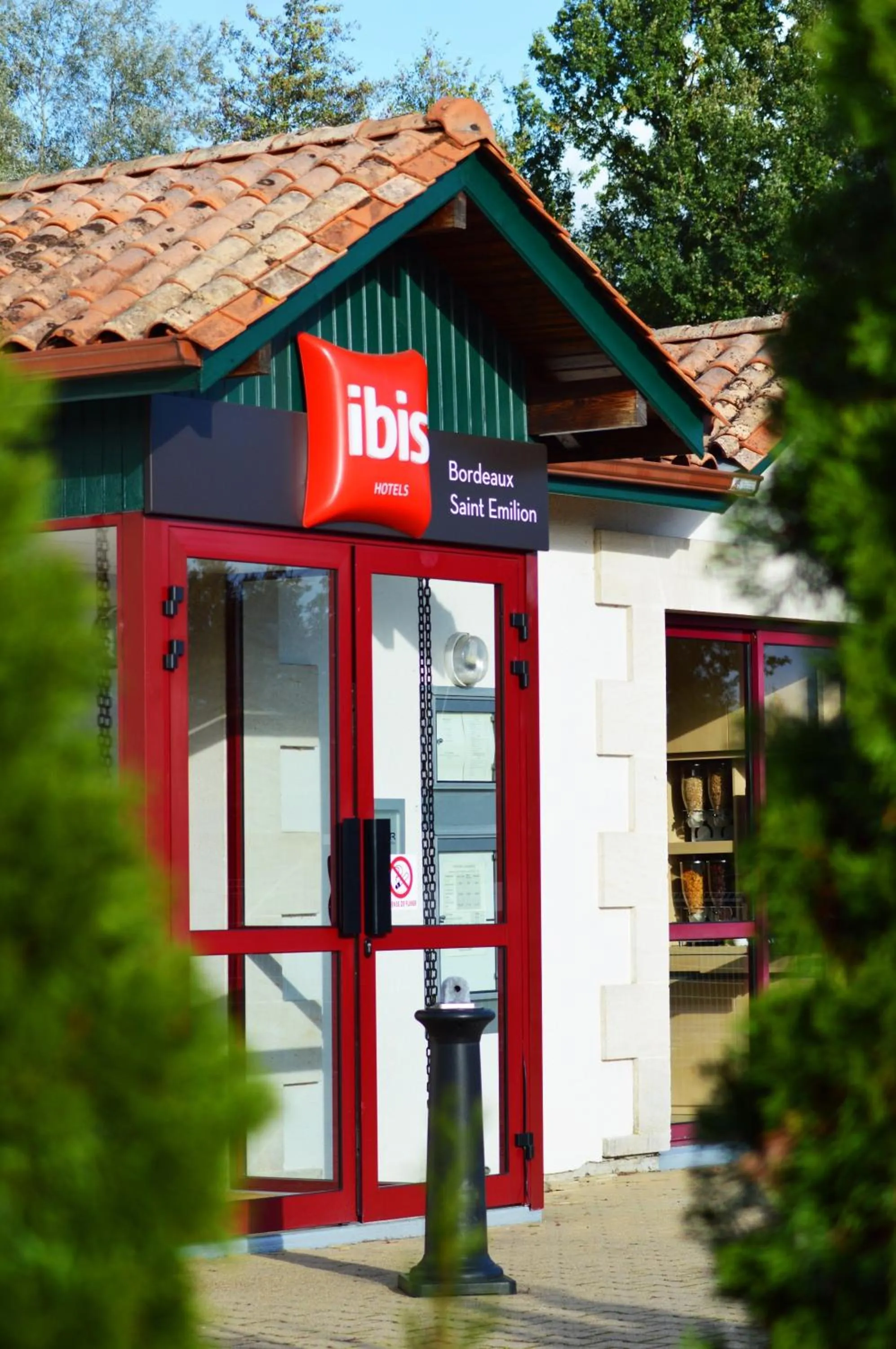 Garden in ibis Bordeaux Saint Emilion