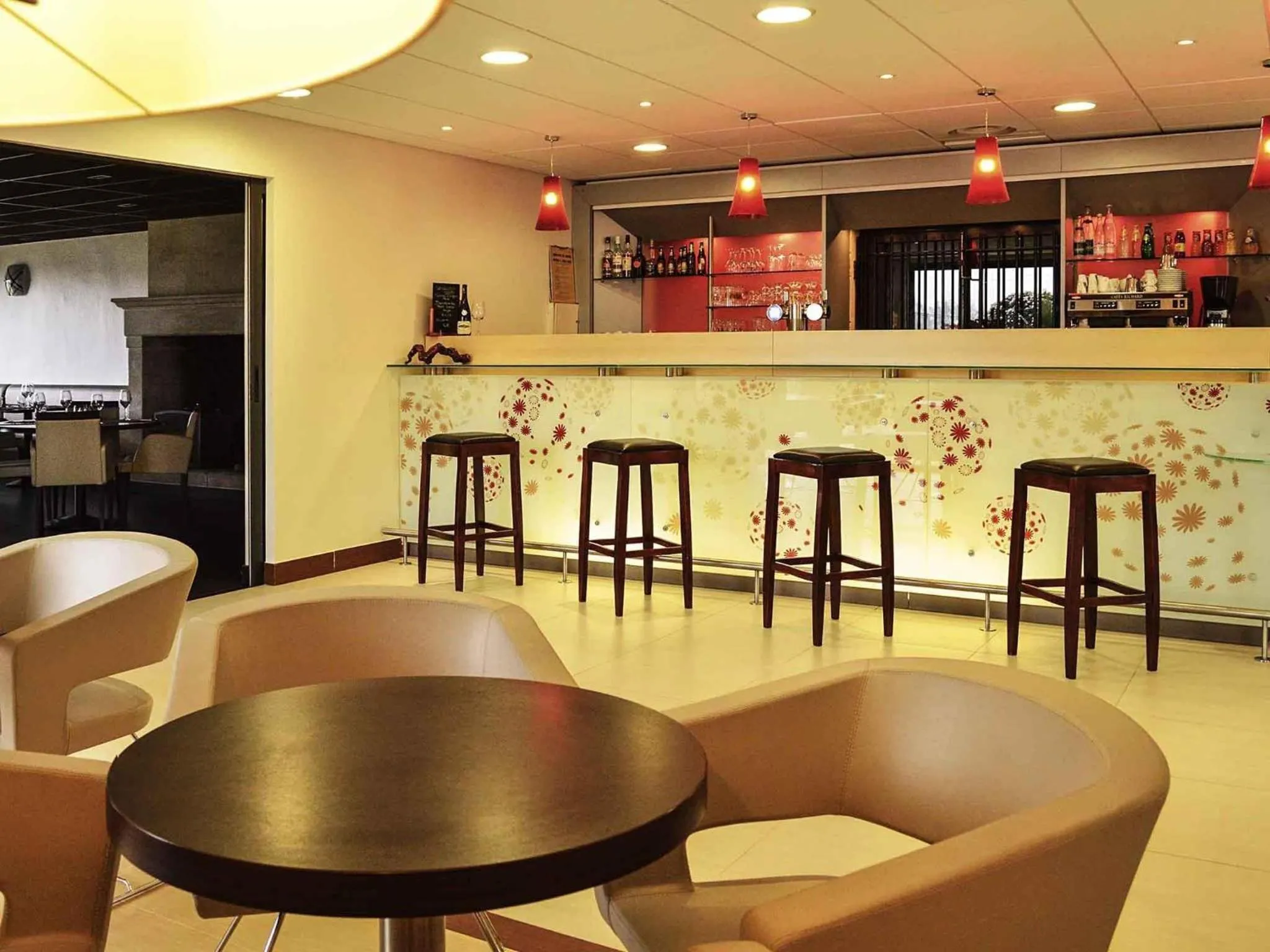 Lounge or bar in ibis Bordeaux Saint Emilion
