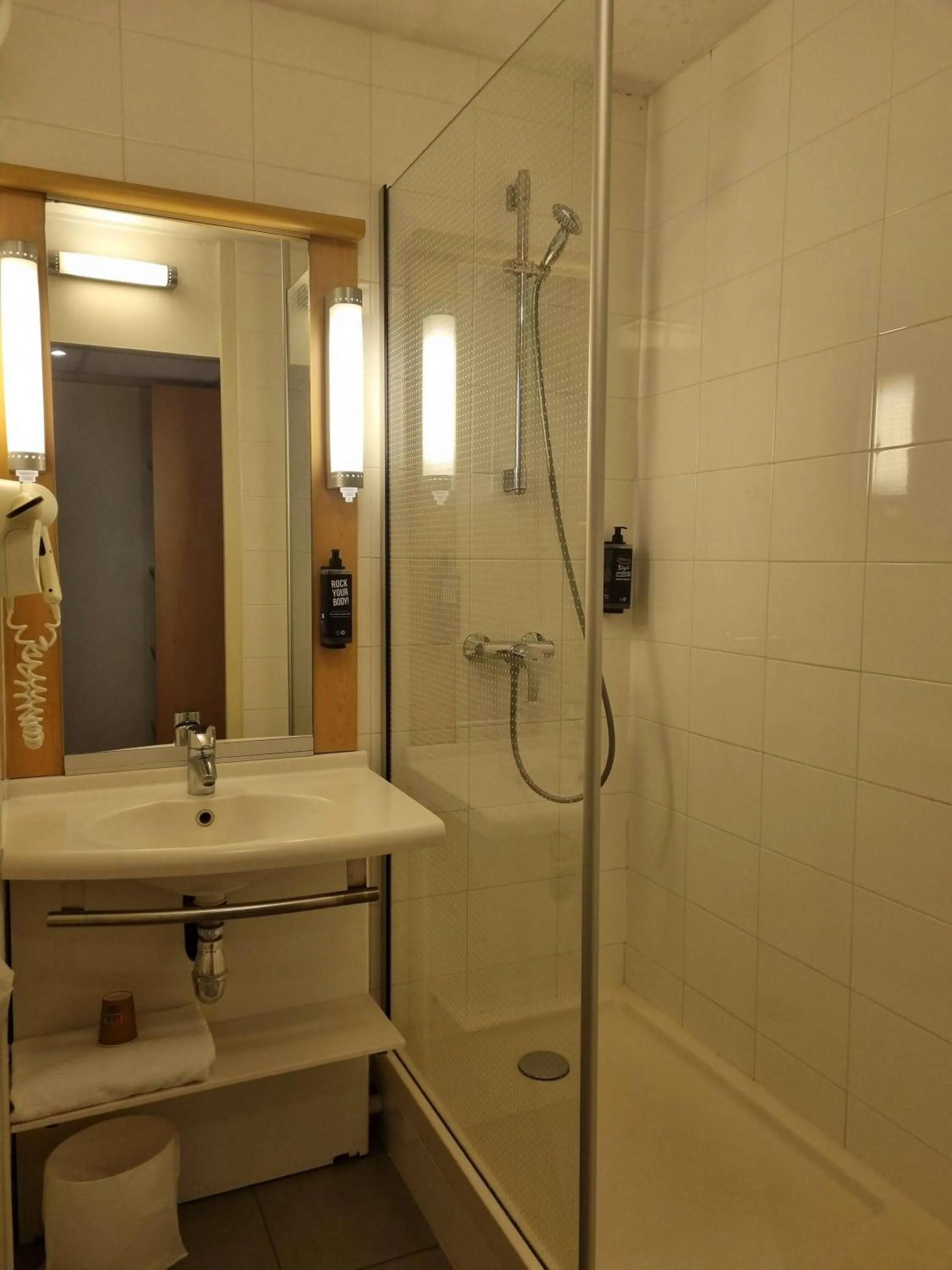 Bedroom in ibis Bordeaux Saint Emilion