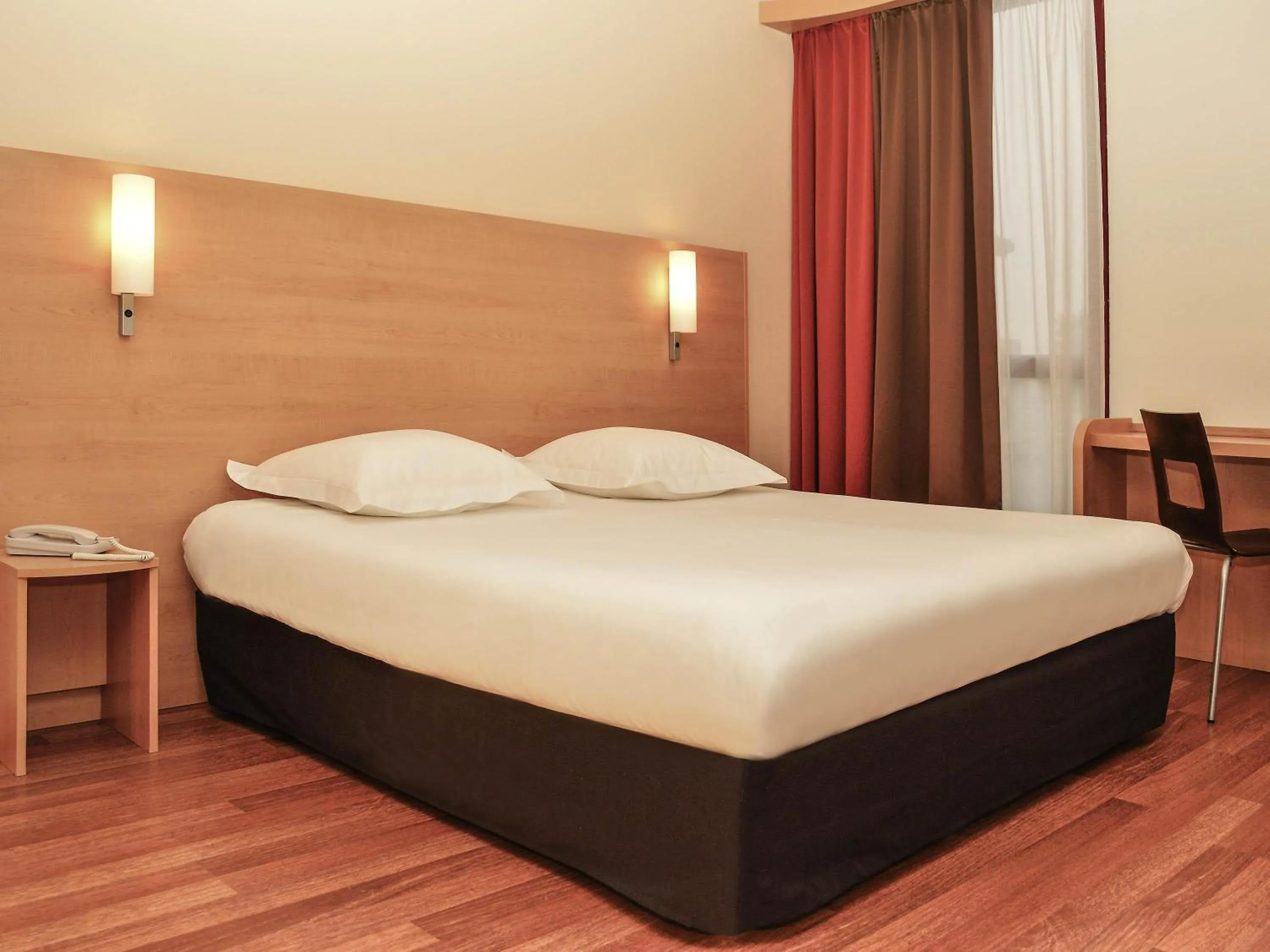 Bedroom, Bed in ibis Bordeaux Saint Emilion