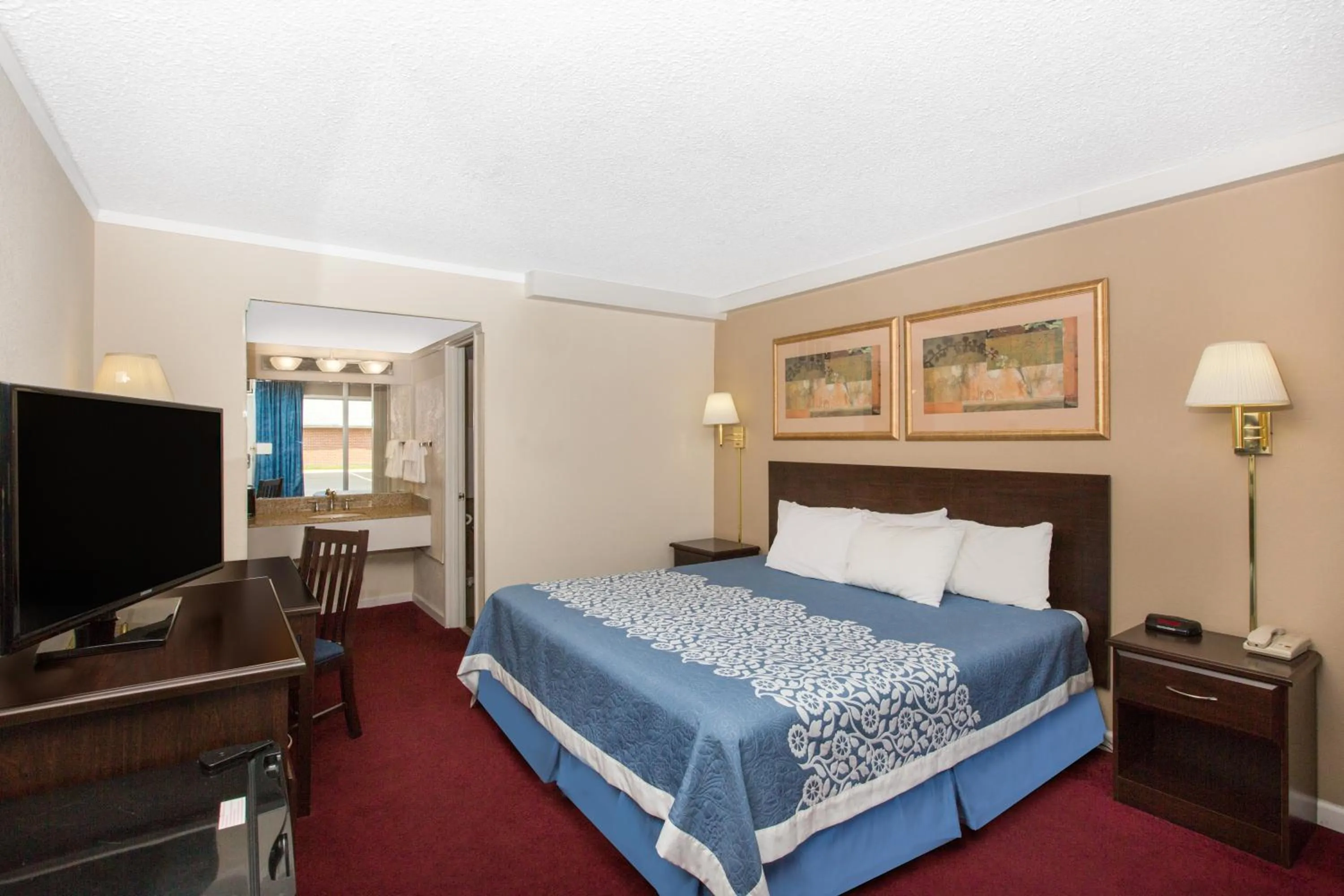 Bed, TV/Entertainment Center in Americas Best Value Inn St. Joseph at I-29