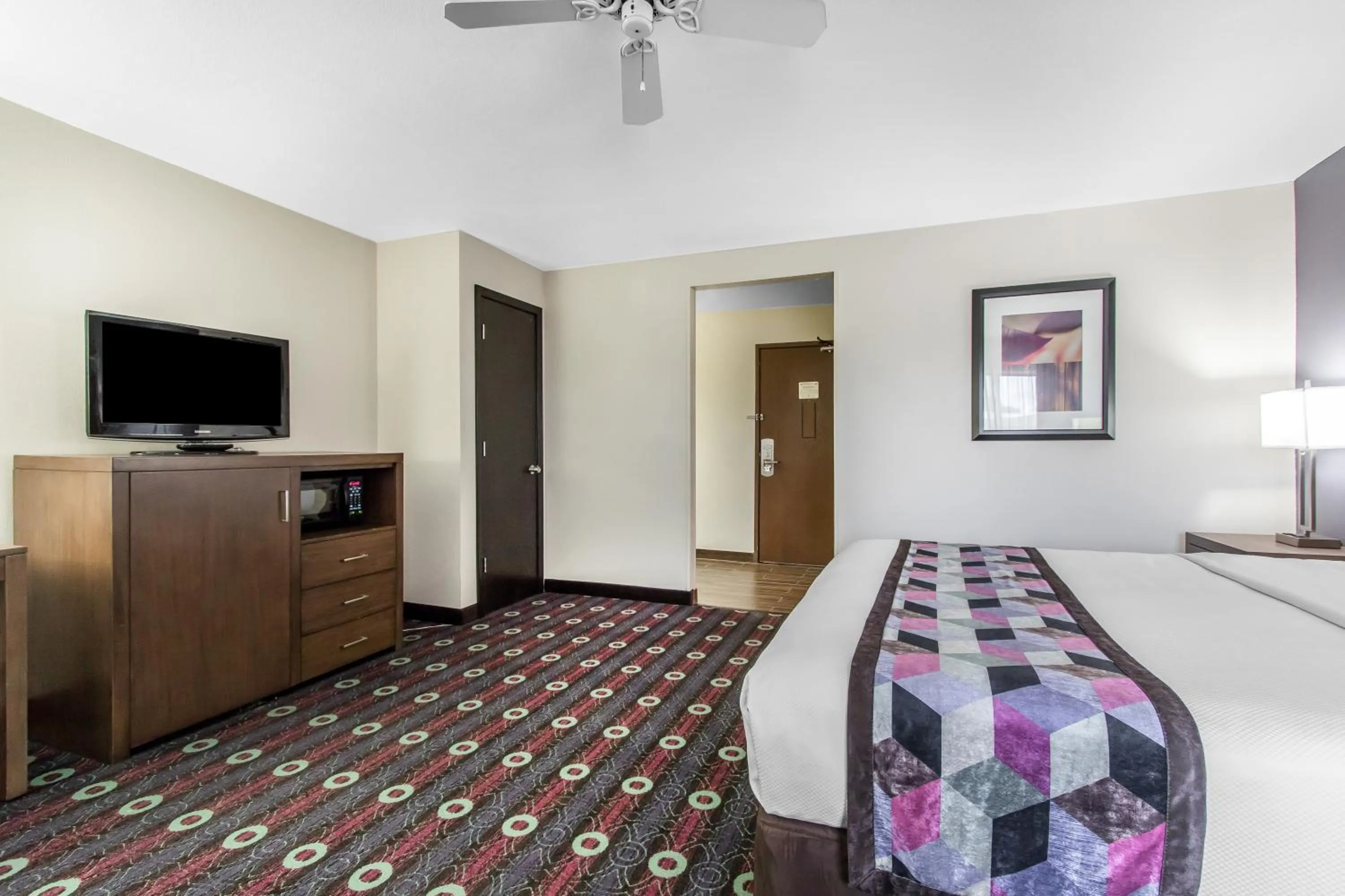 Bed in Comfort Inn Tulsa Midtown