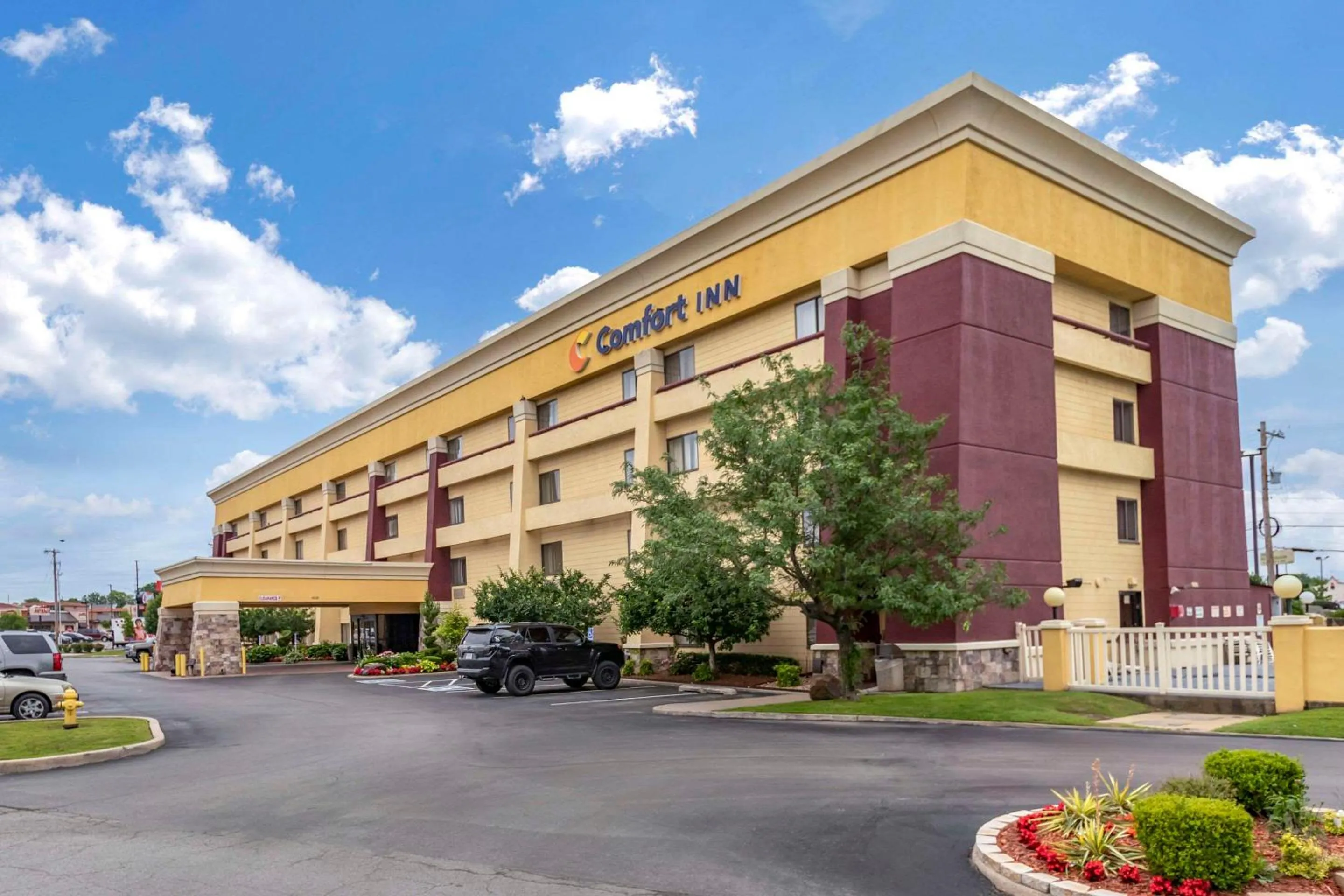 Property building in Comfort Inn Tulsa Midtown