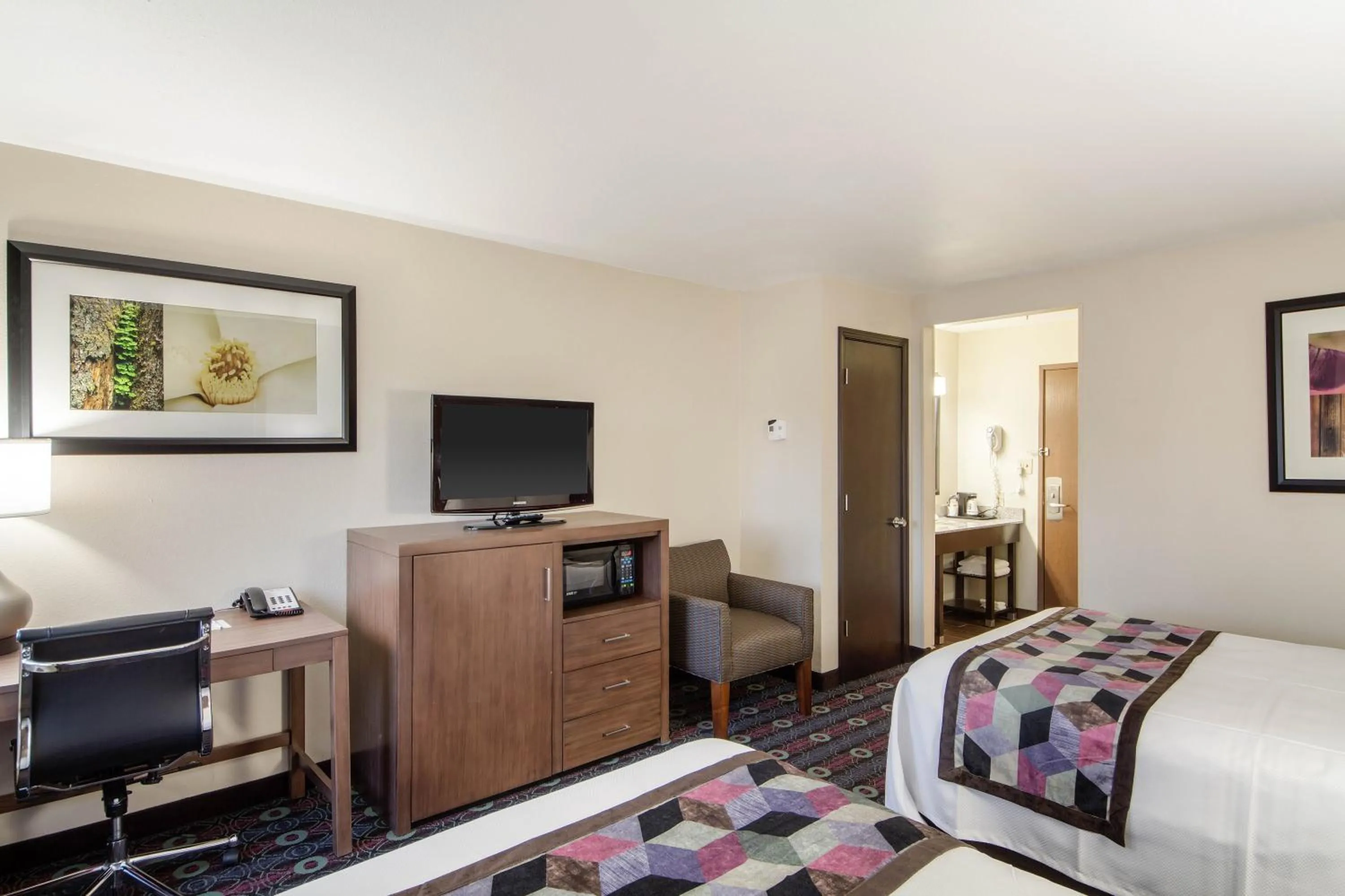 Bed in Comfort Inn Tulsa Midtown