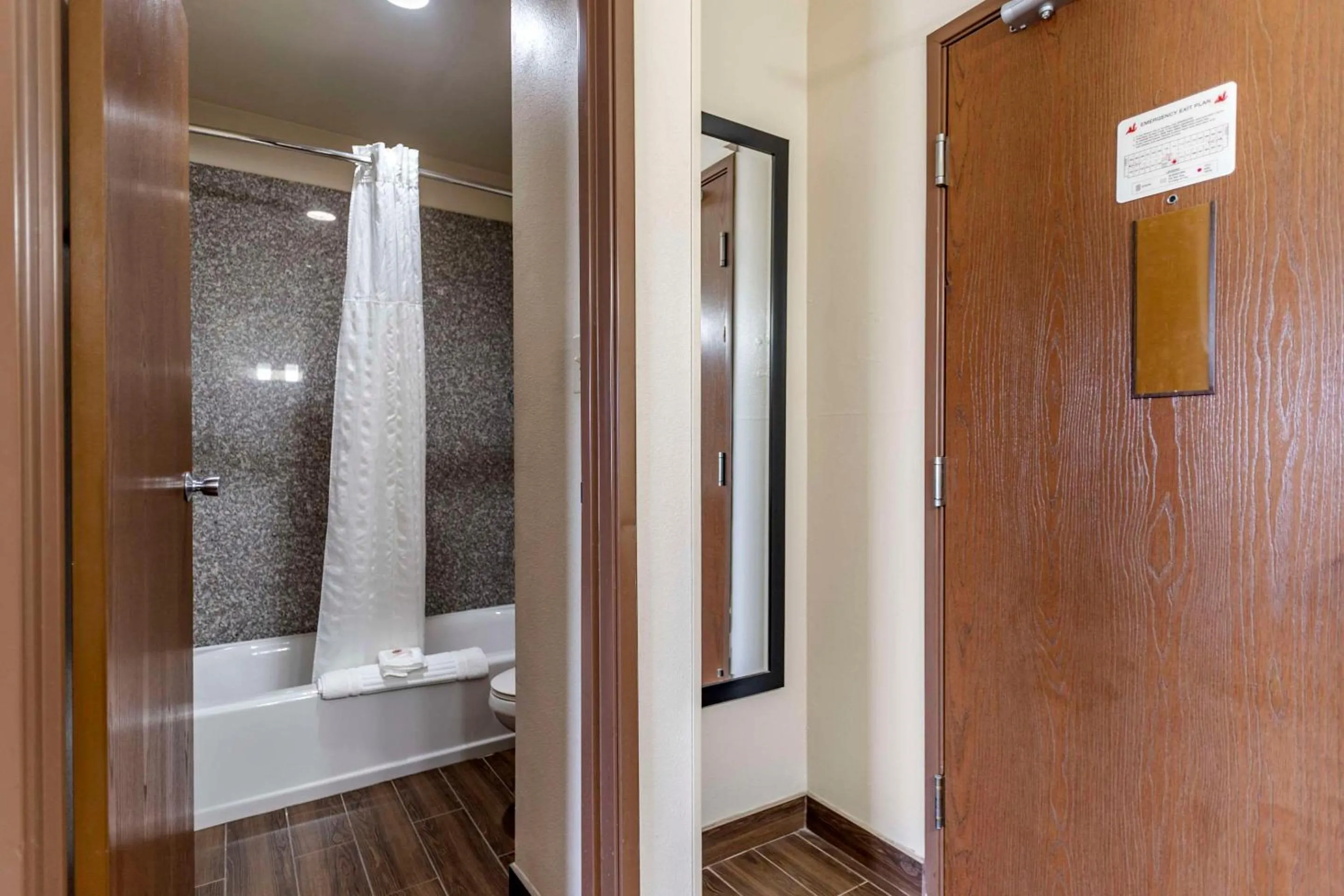 Bedroom in Comfort Inn Tulsa Midtown