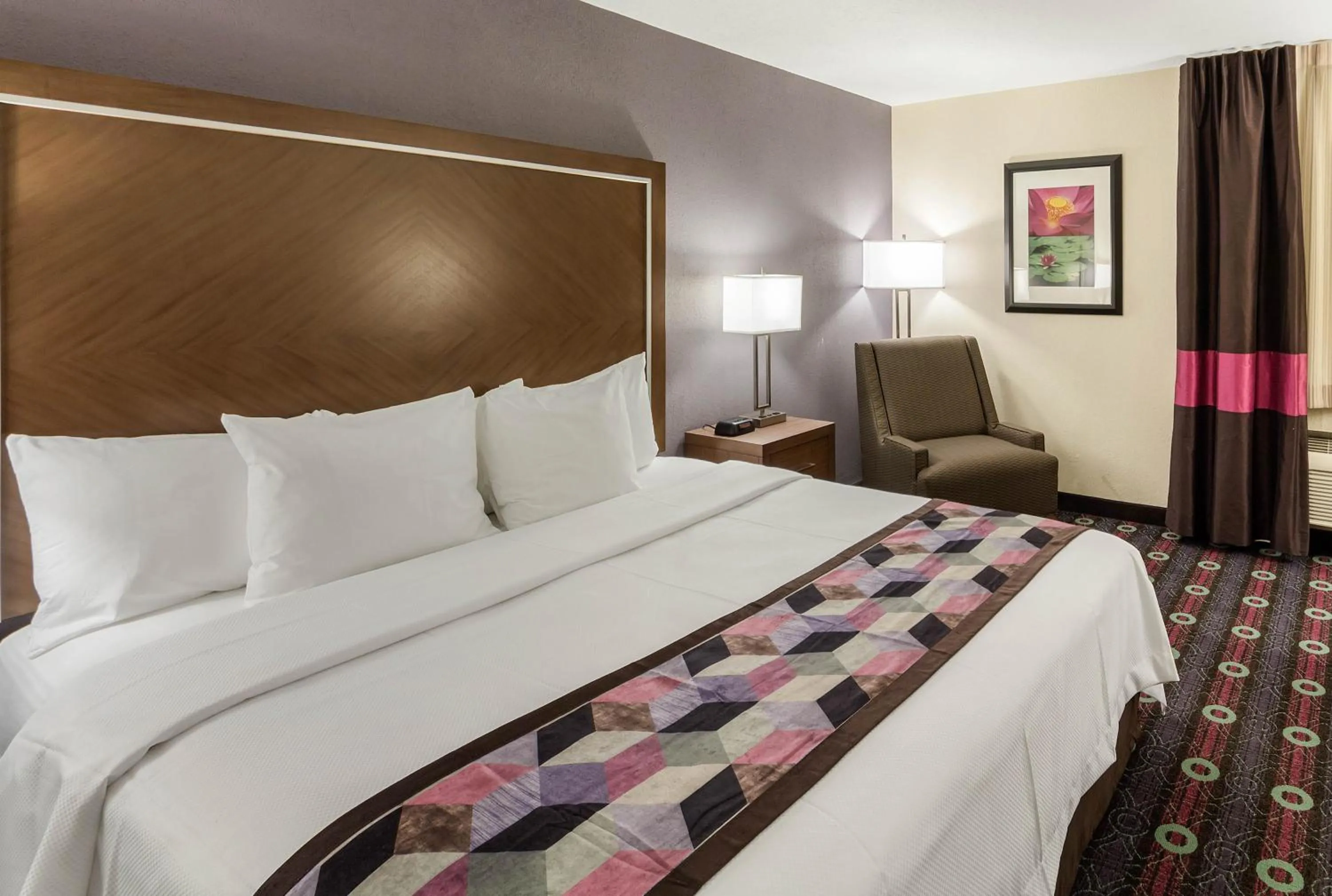 Bed in Comfort Inn Tulsa Midtown