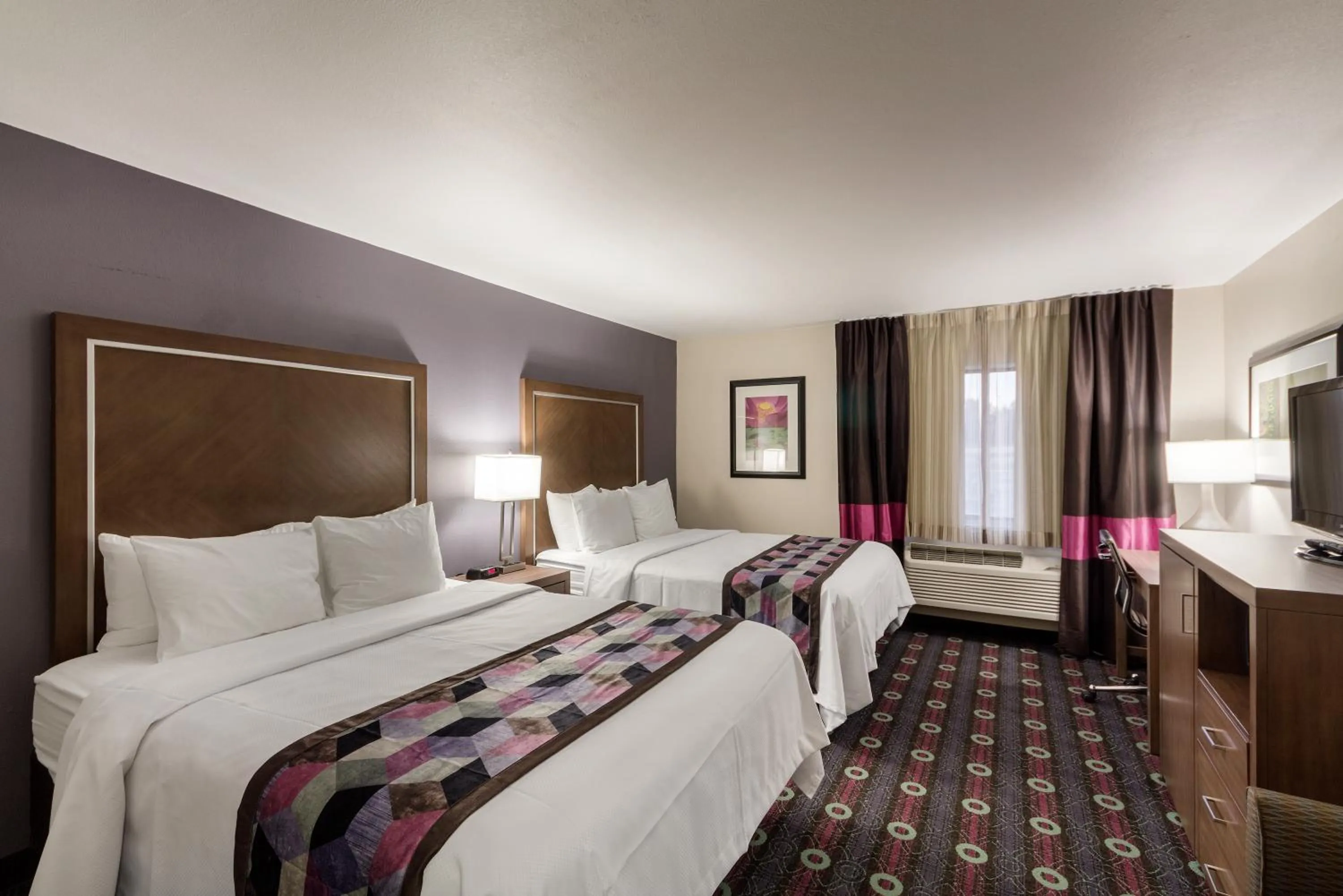 Photo of the whole room, Bed in Comfort Inn Tulsa Midtown