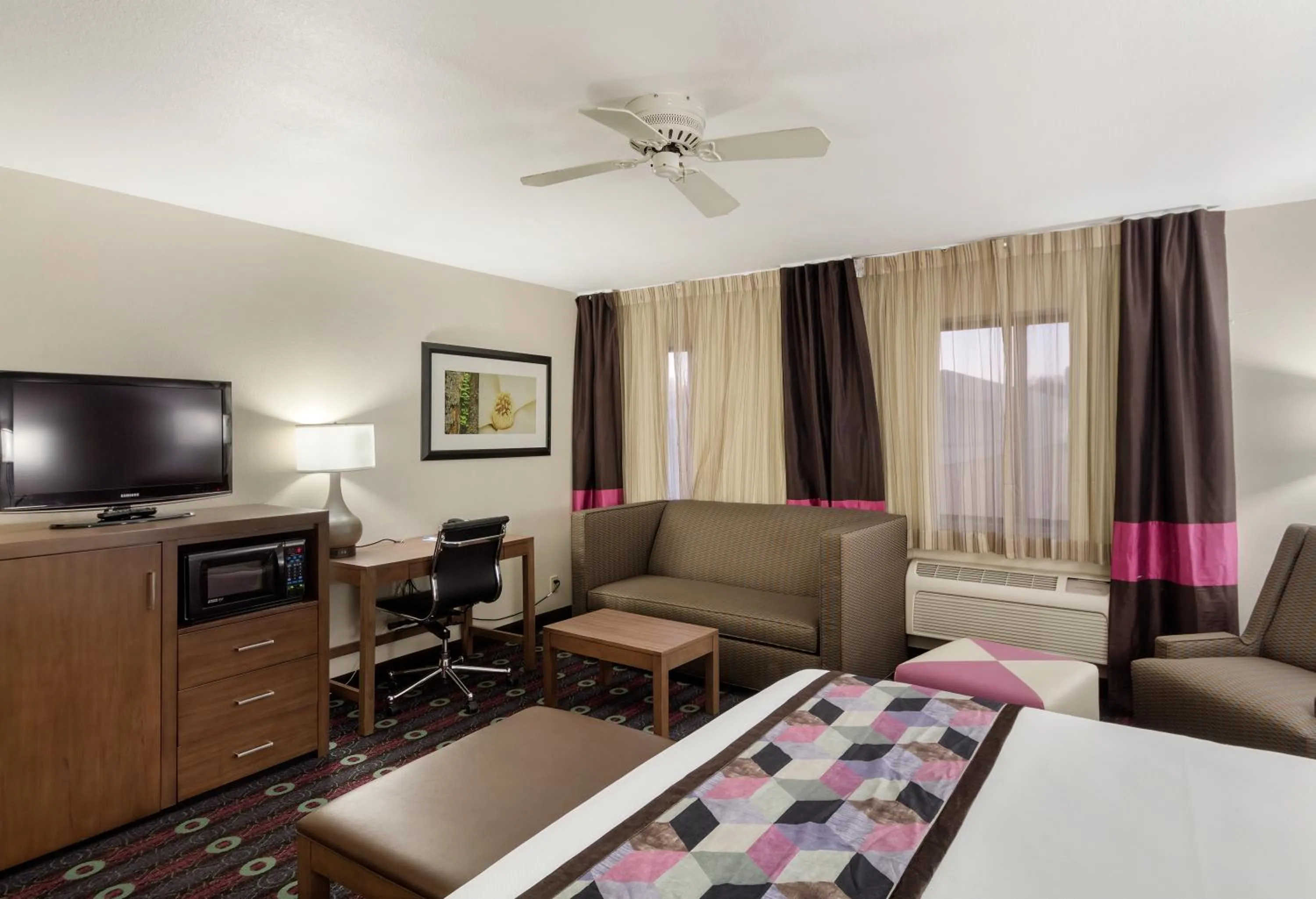 Bed in Comfort Inn Tulsa Midtown