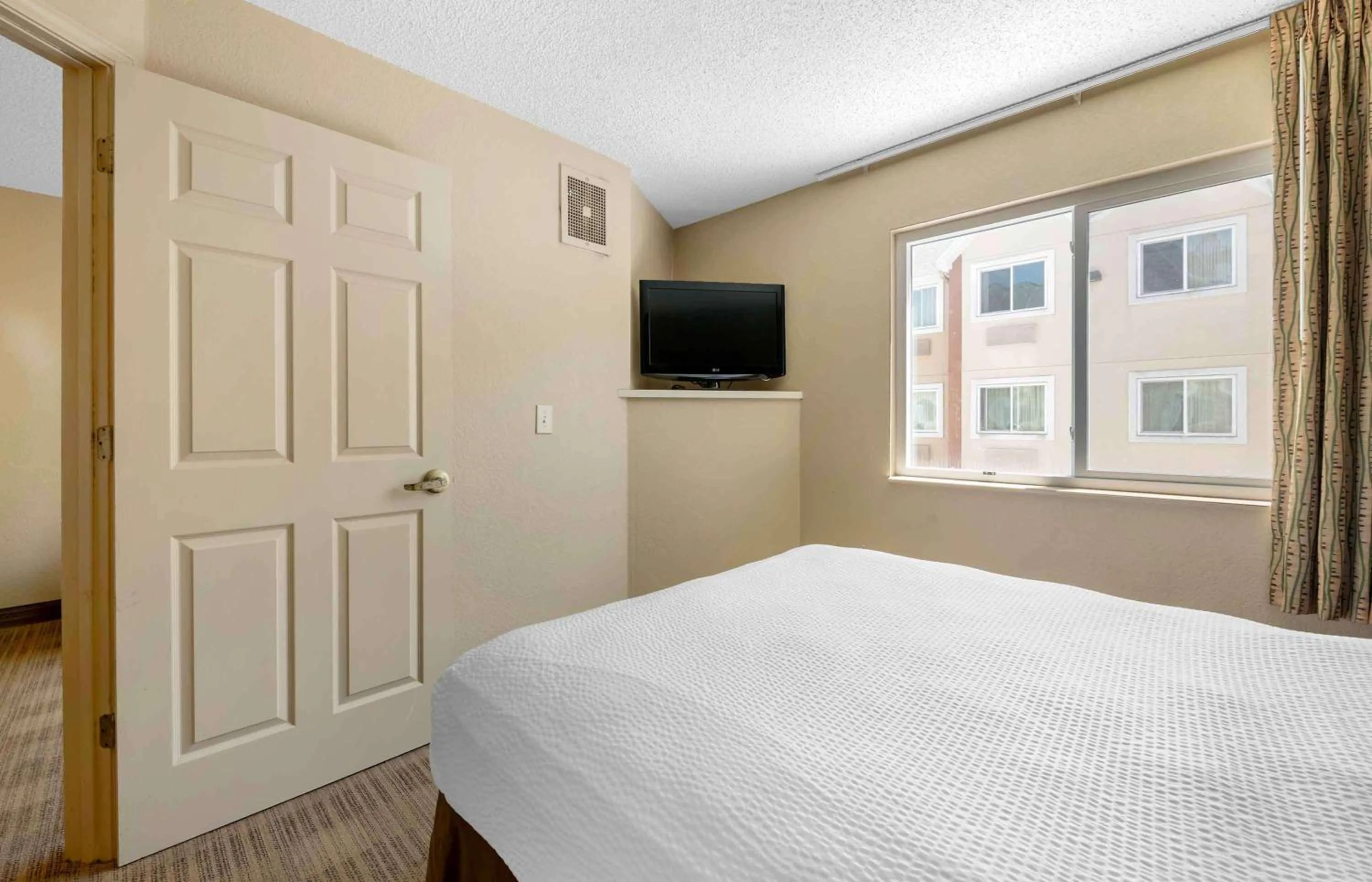 Bedroom, Bed in Extended Stay America Select Suites - Jacksonville Salisbury Rd Southpoint