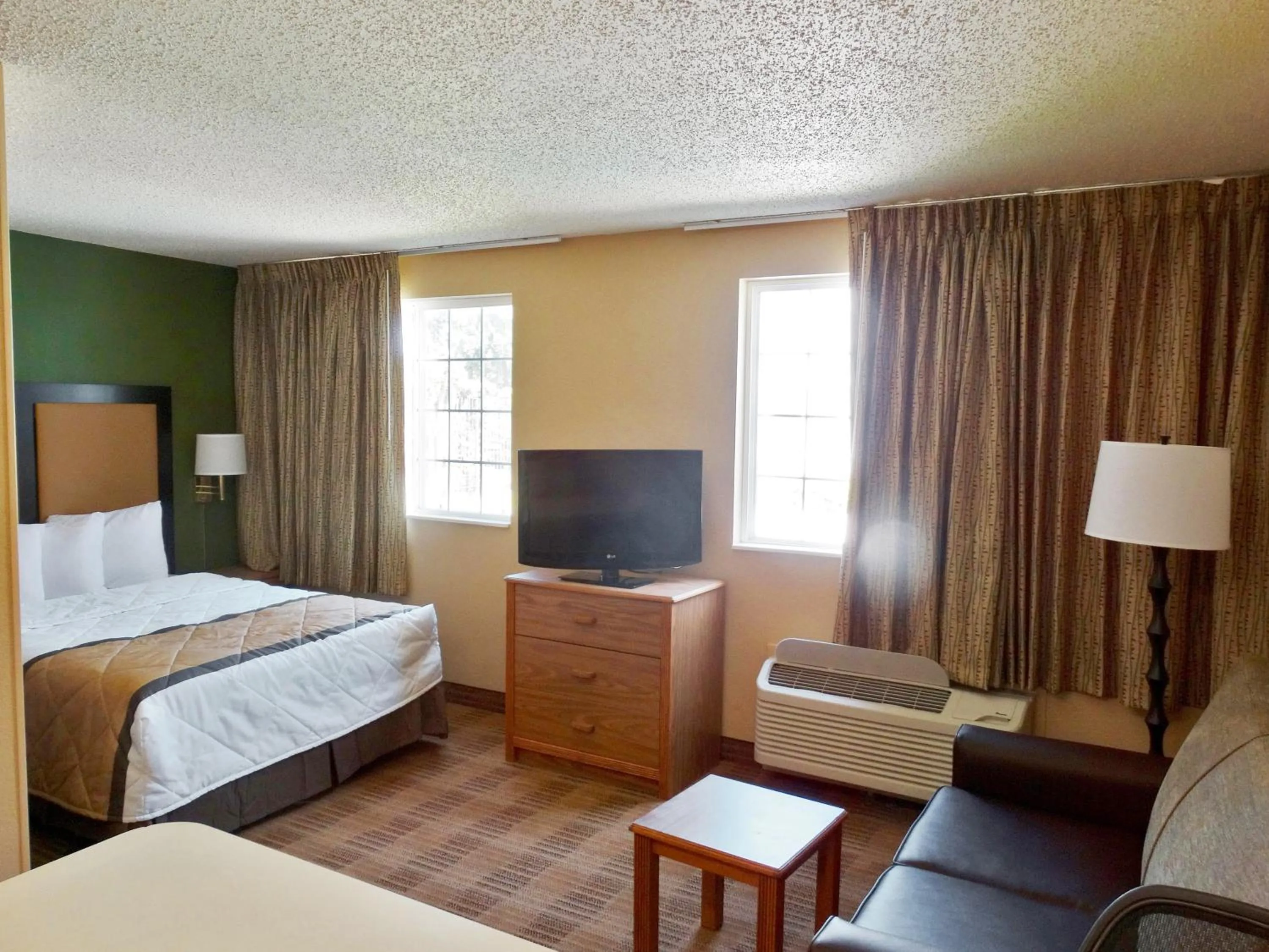 Bed in Extended Stay America Select Suites - Jacksonville Salisbury Rd Southpoint