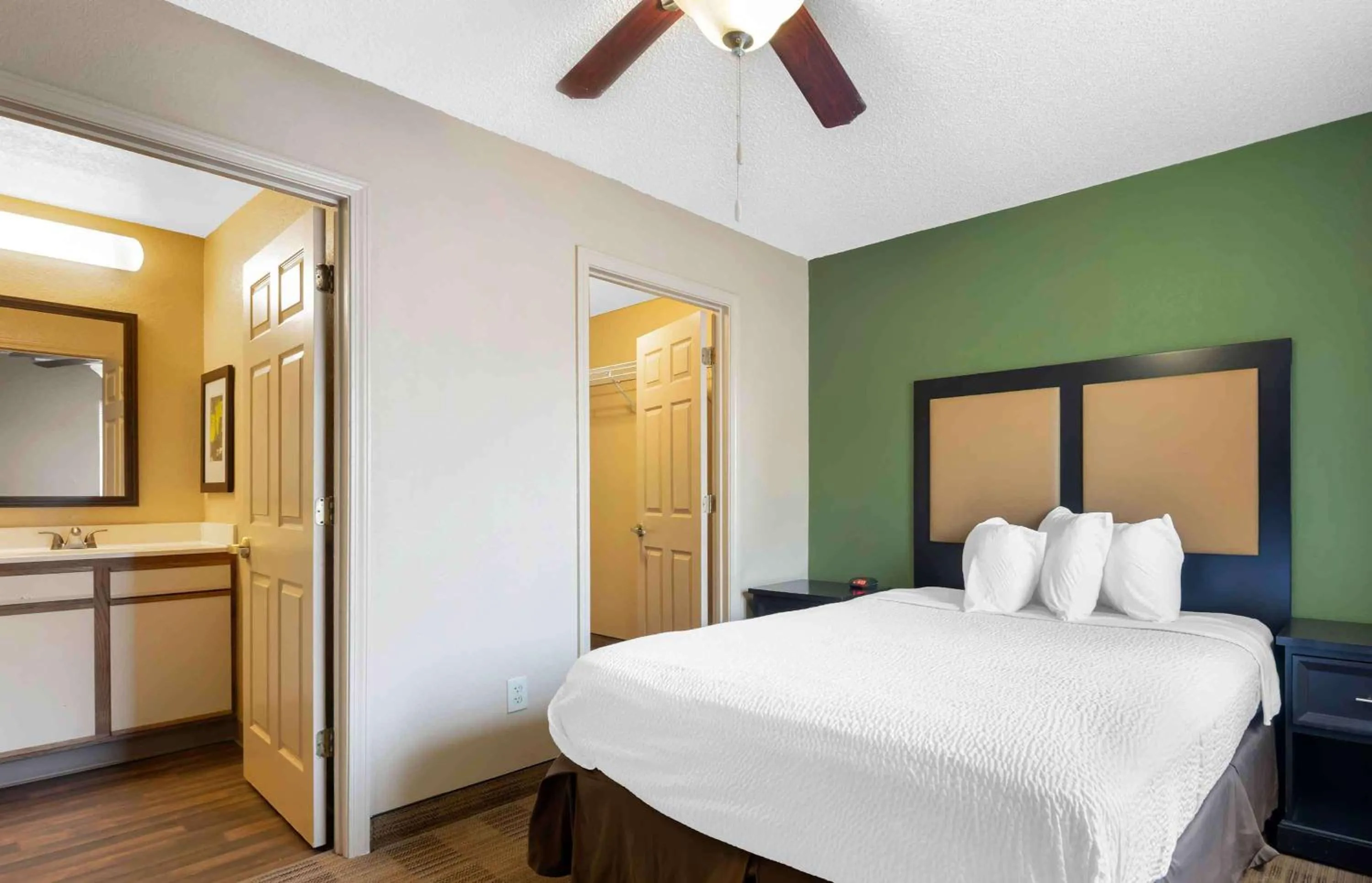 Bedroom, Bed in Extended Stay America Select Suites - Jacksonville Salisbury Rd Southpoint