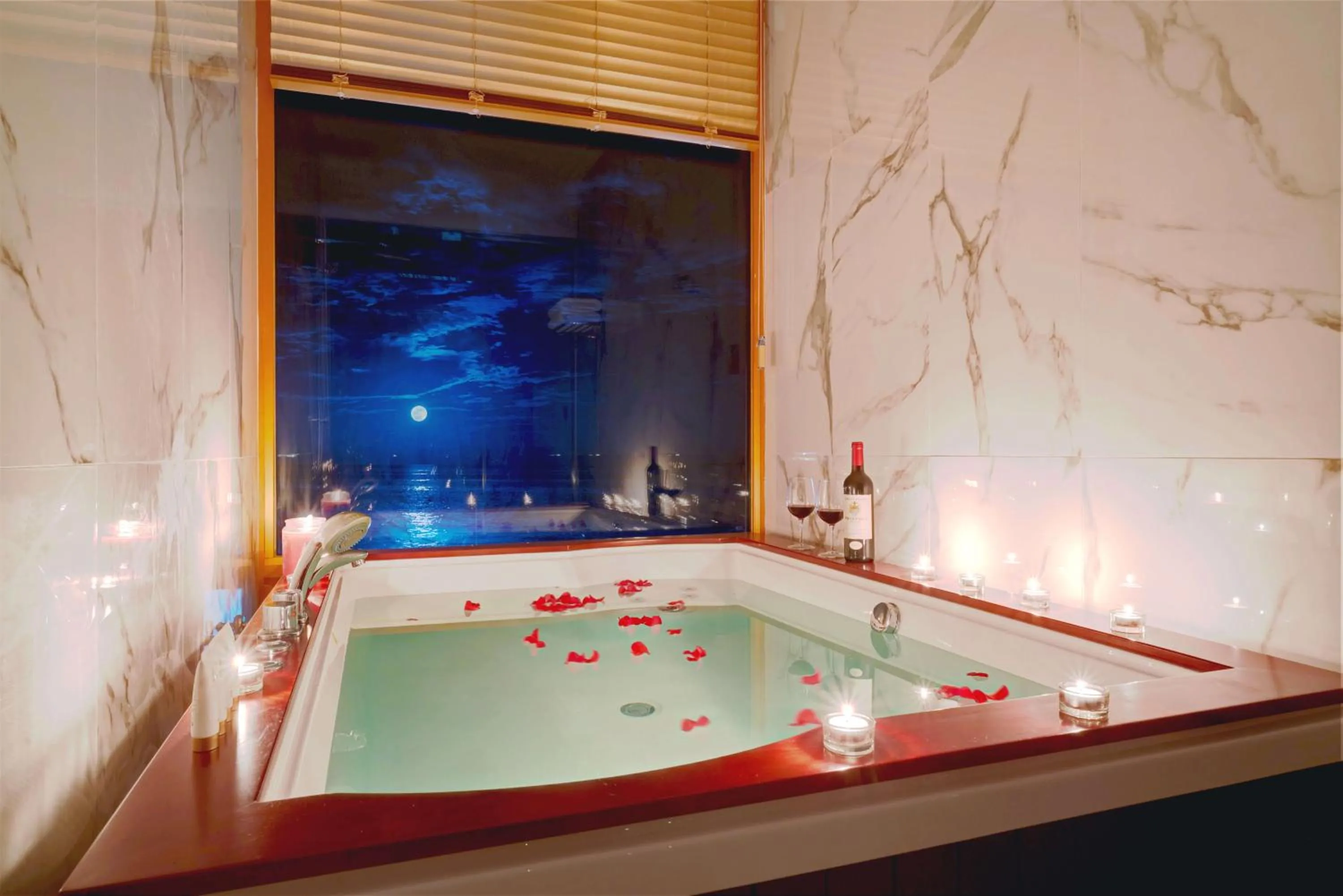 Hot Tub in GoldOne Hotel & Suites