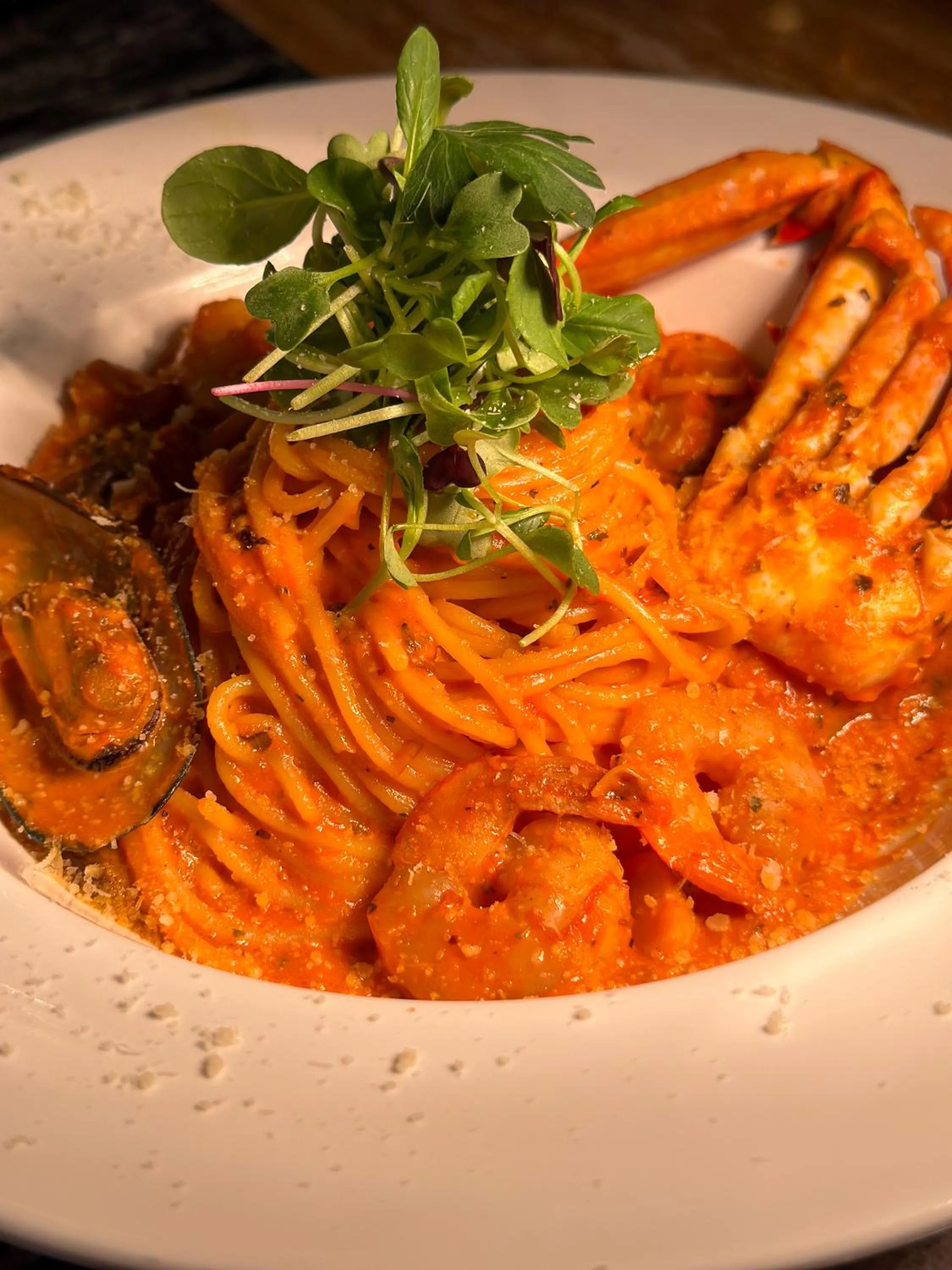 Restaurant/places to eat in GoldOne Hotel & Suites