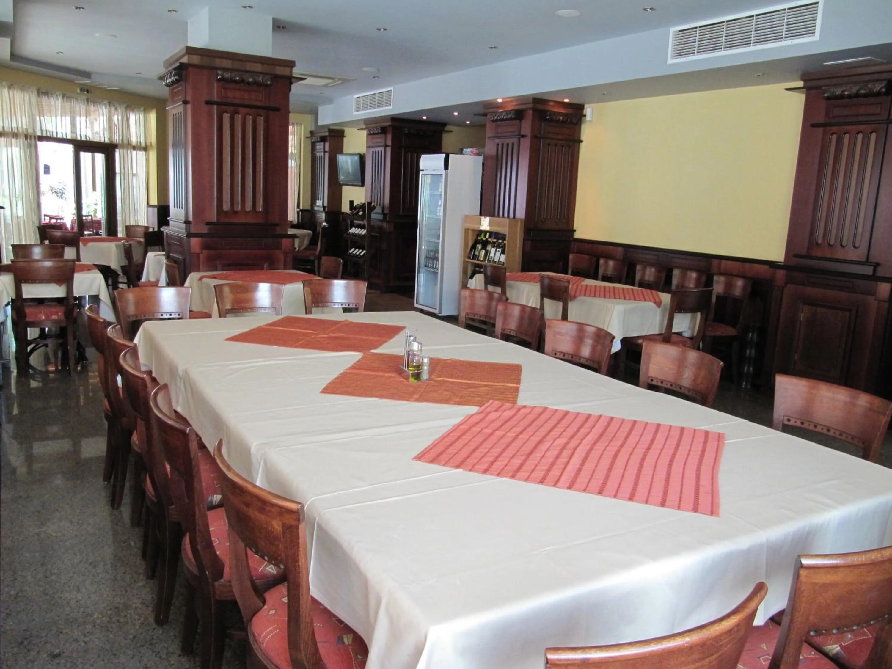 Restaurant/places to eat in Maverick Hotel