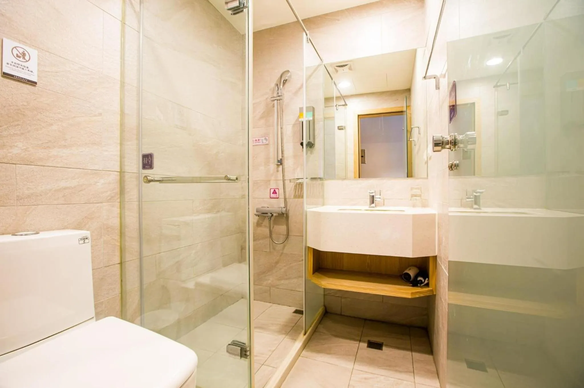 Toilet in Easylazy Inn