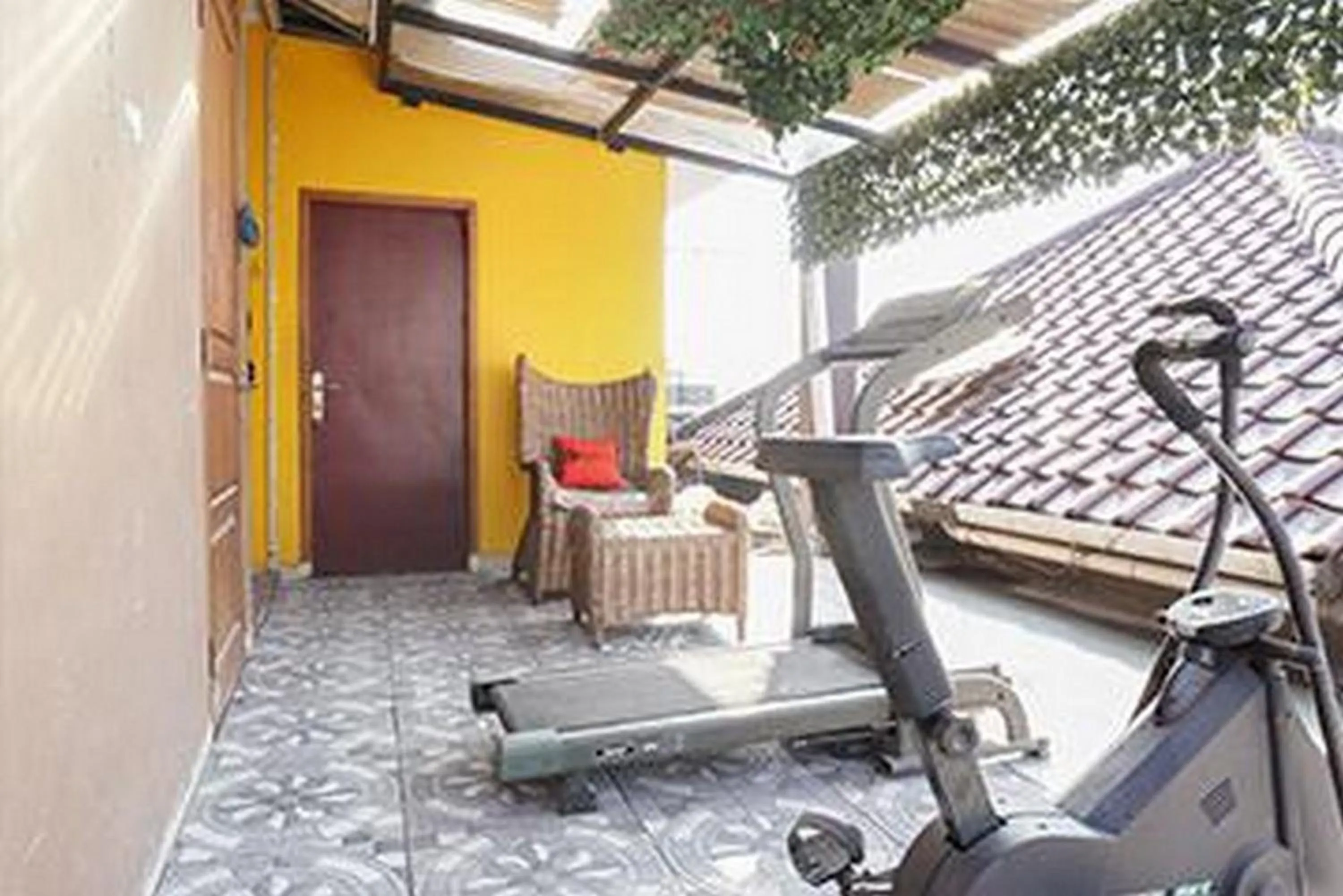 Seating area in RedDoorz near Kemang Square