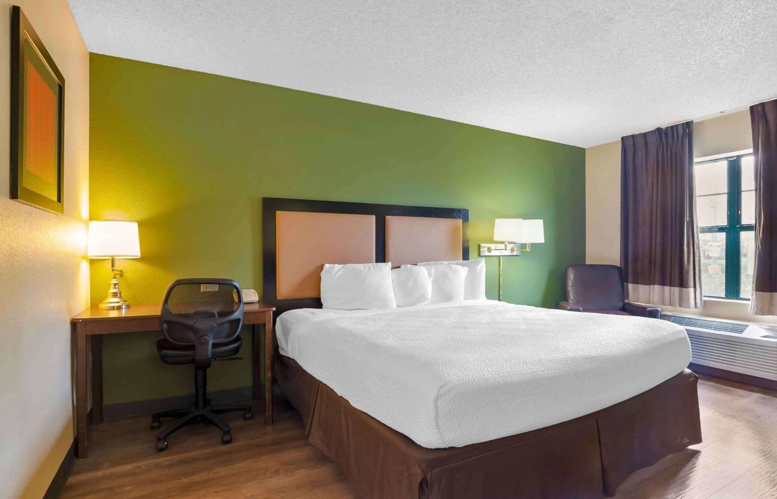 Bedroom, Bed in Extended Stay America Suites - Boston - Woburn