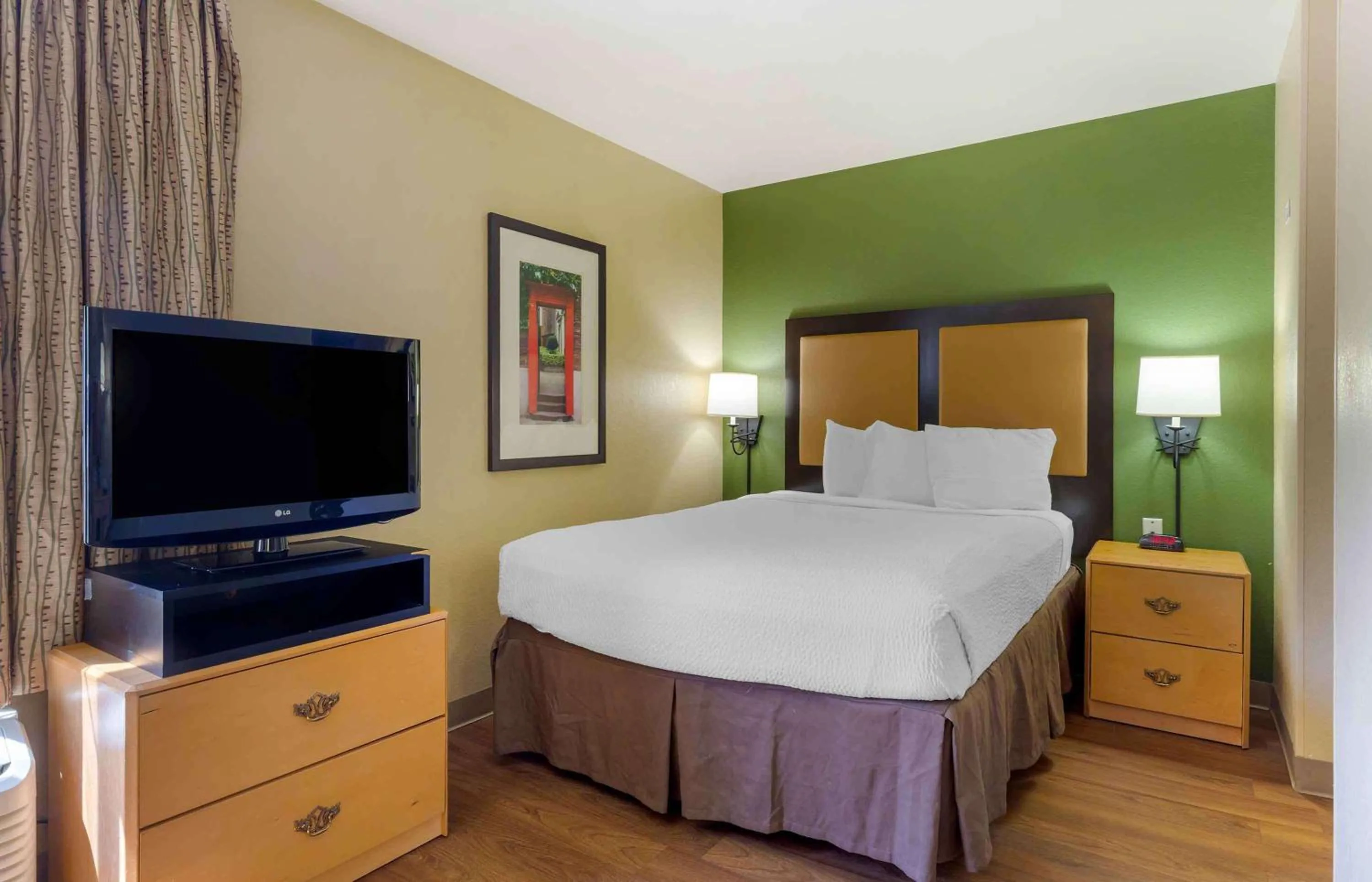 Bedroom, Bed in Extended Stay America Suites - Boston - Woburn