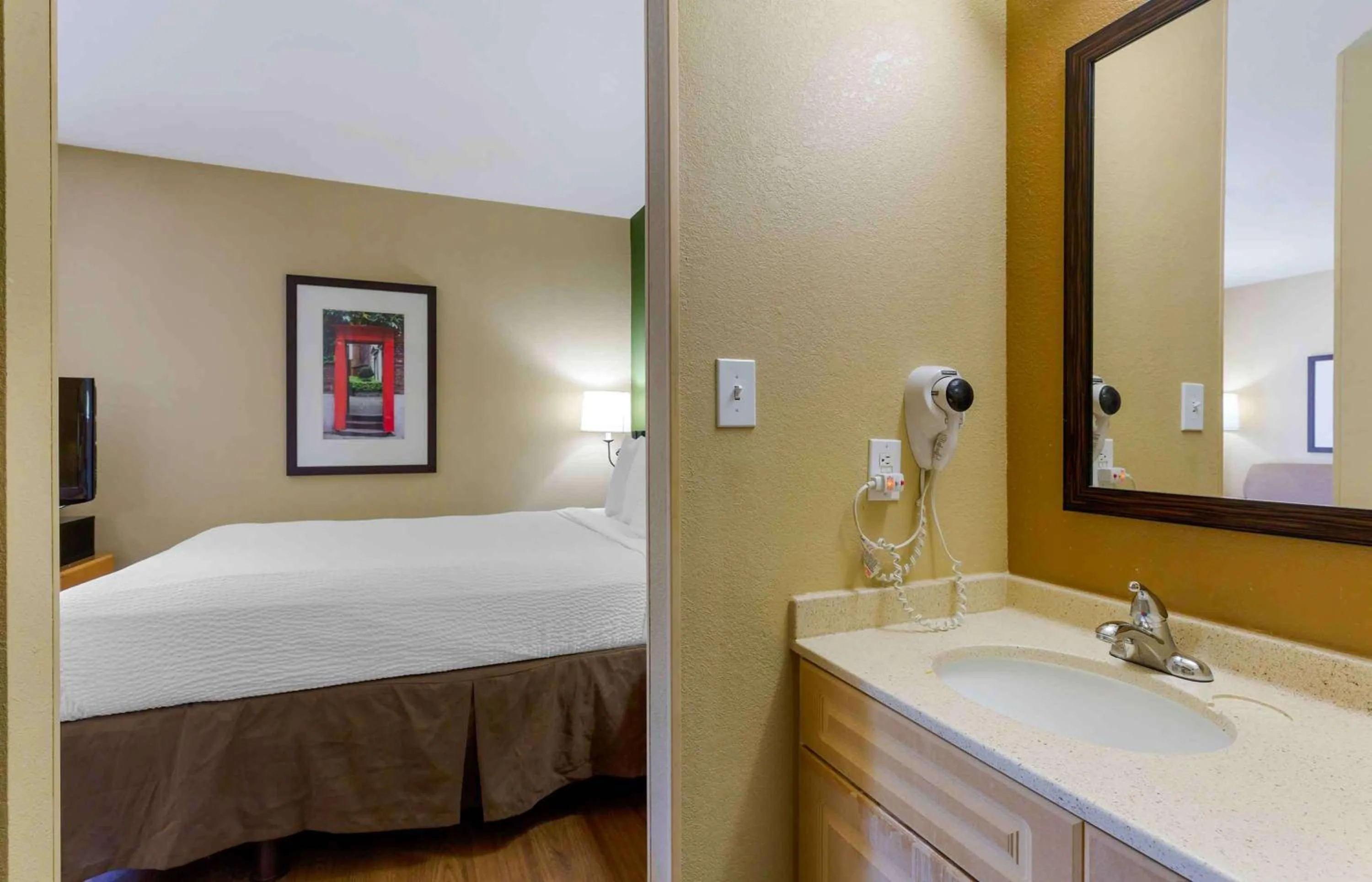 Bathroom, Bed in Extended Stay America Suites - Boston - Woburn
