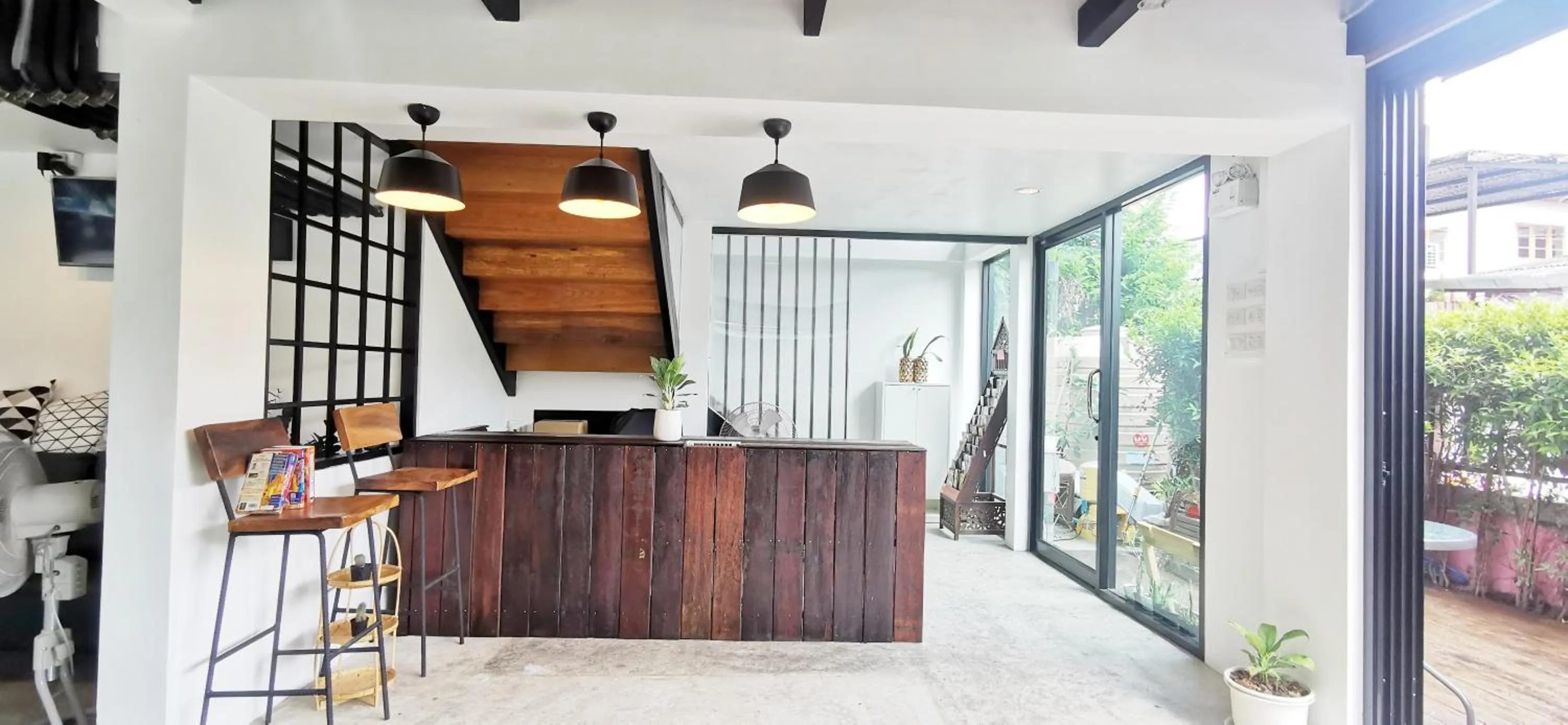 Communal lounge/ TV room in Stay Here Hostel