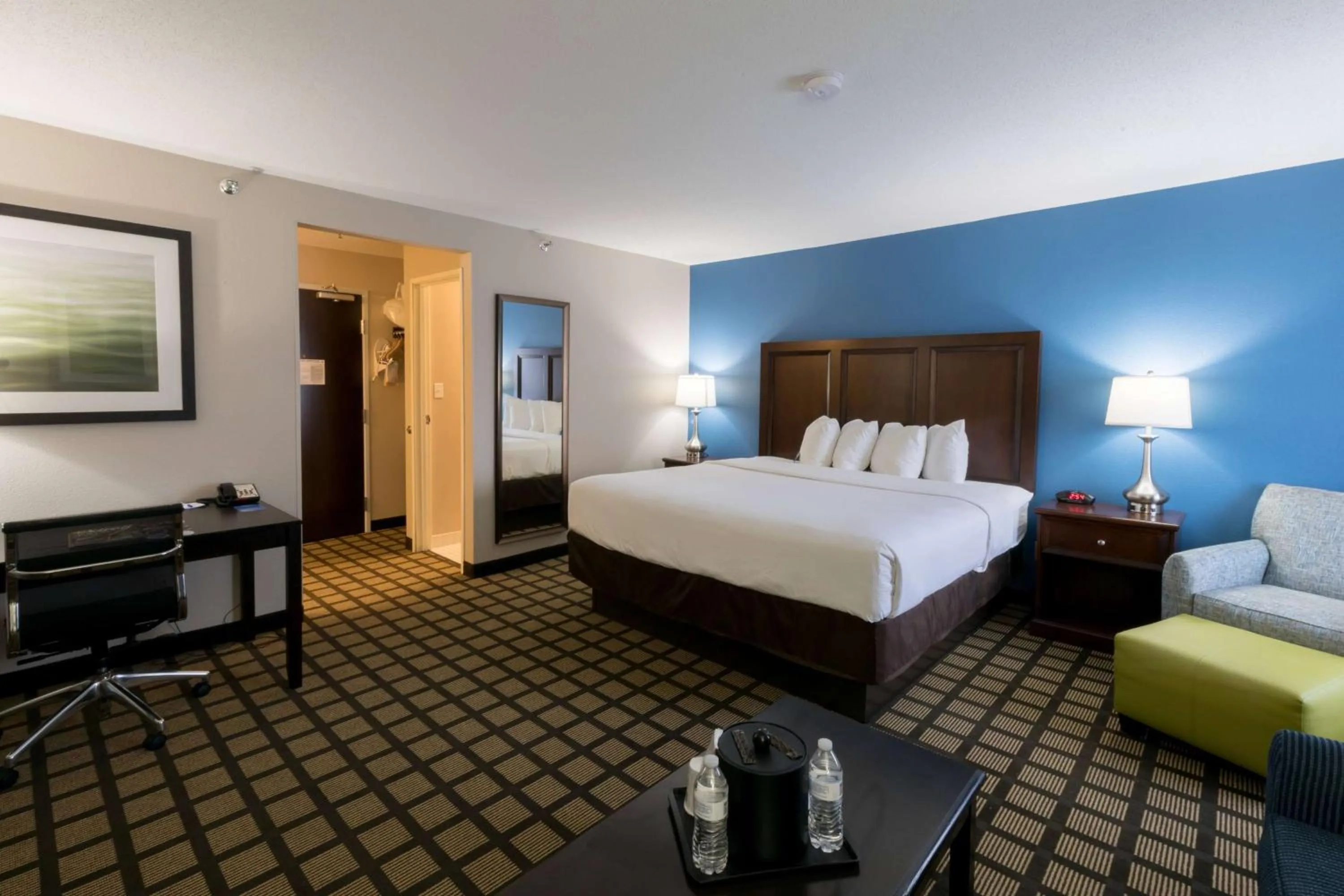 Photo of the whole room, Bed in Baymont by Wyndham Detroit Airport/Romulus