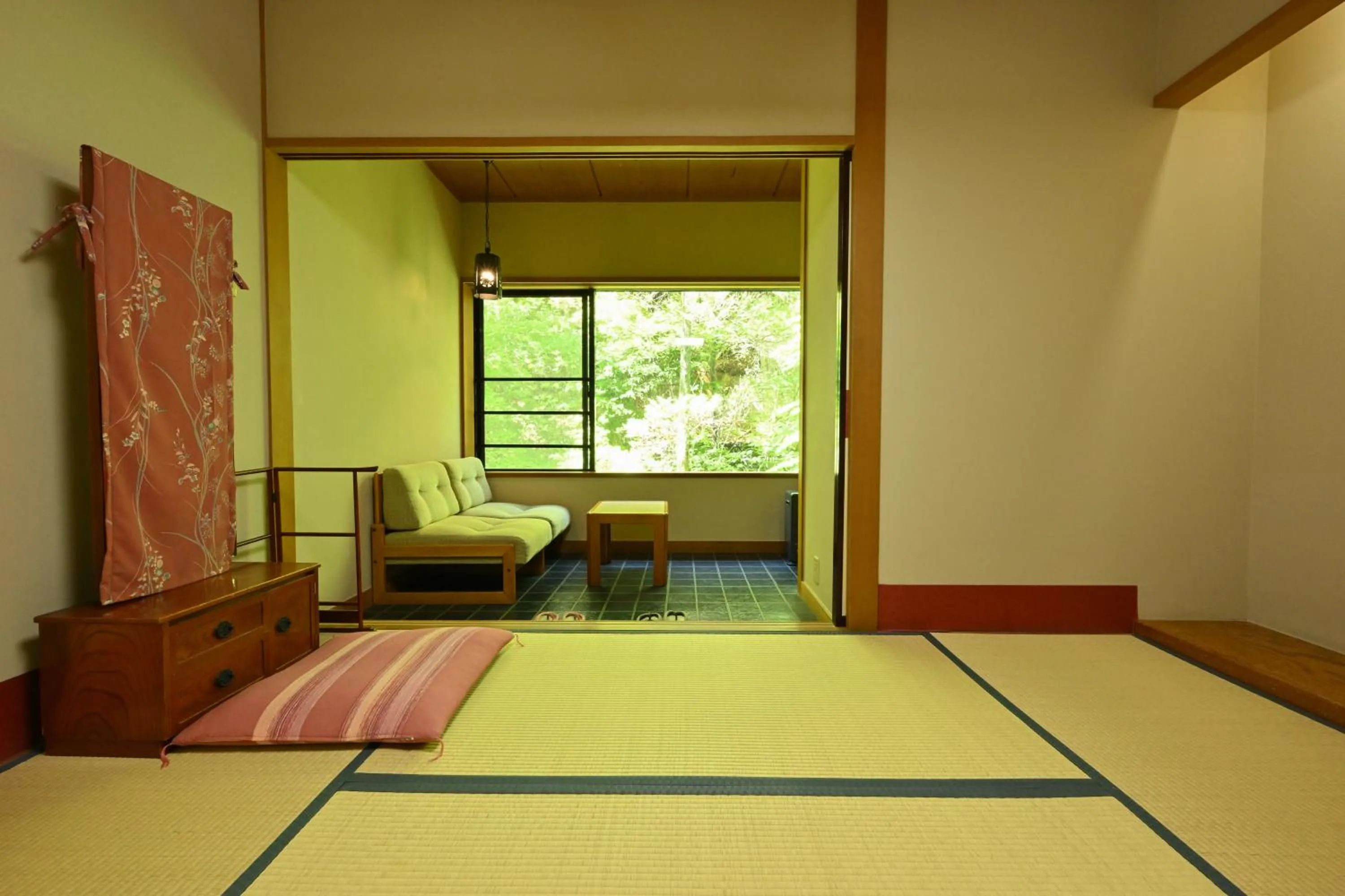 Photo of the whole room, Bed in Osakaya Ryokan