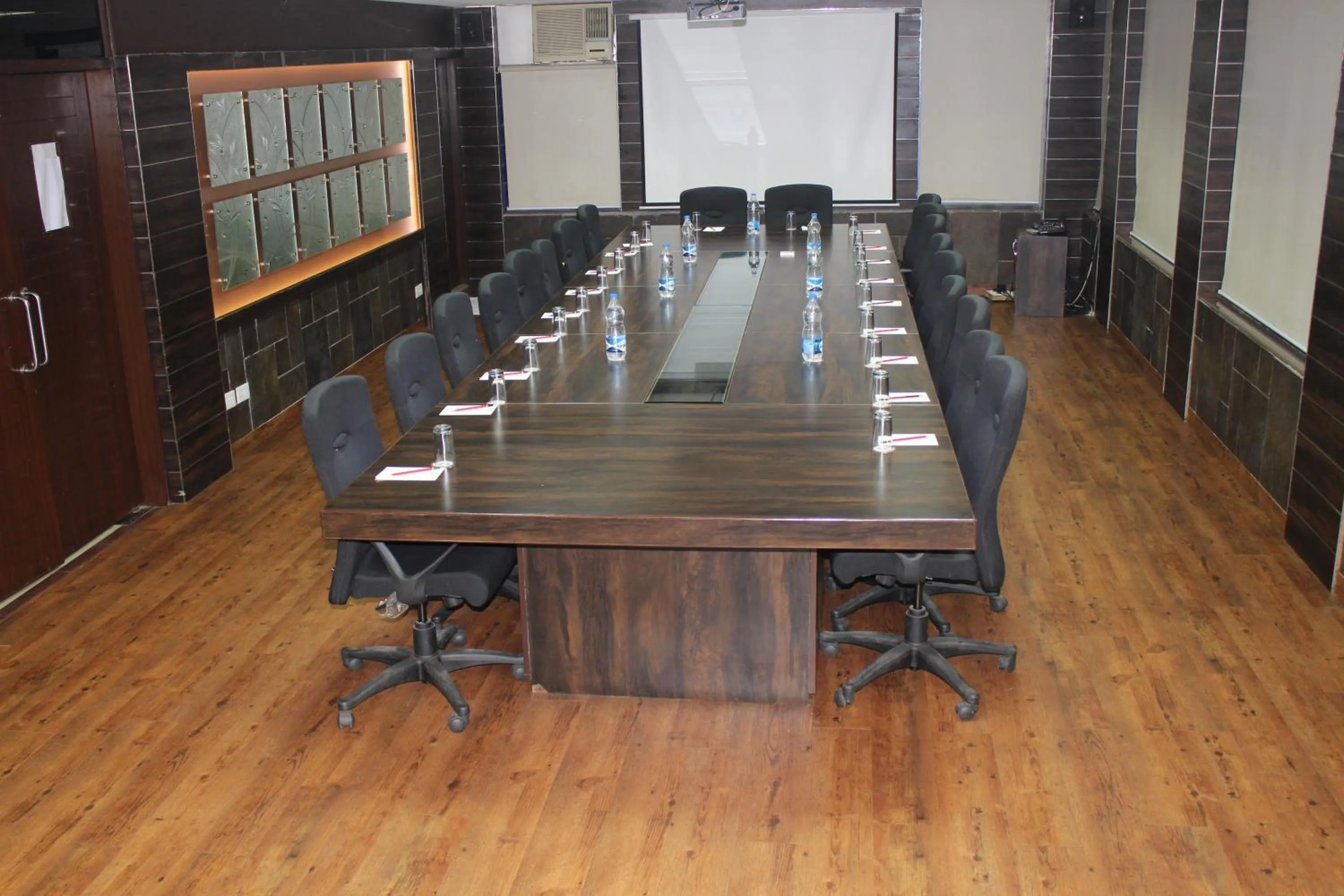 Business facilities in Hotel Safari