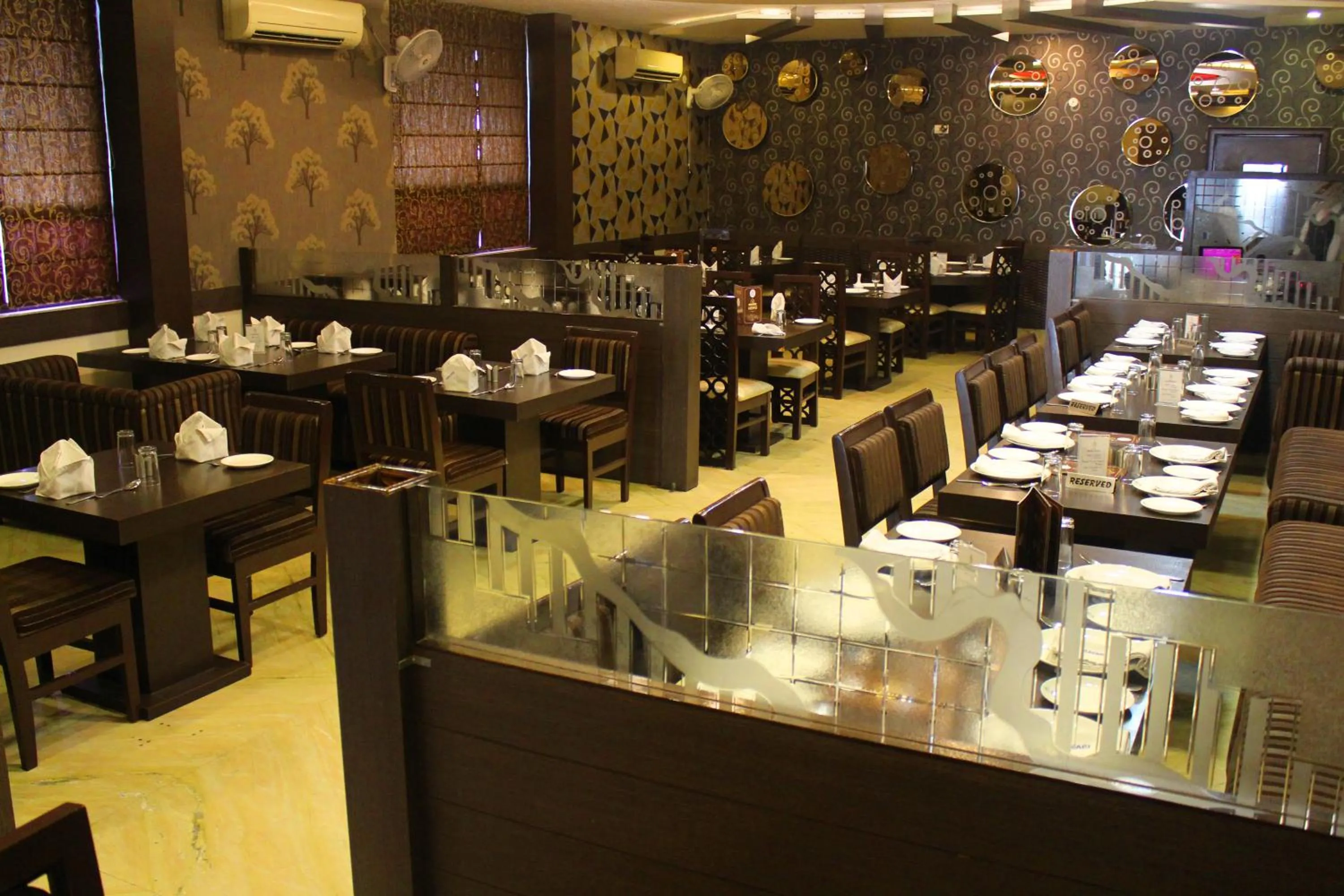 Restaurant/places to eat in Hotel Safari