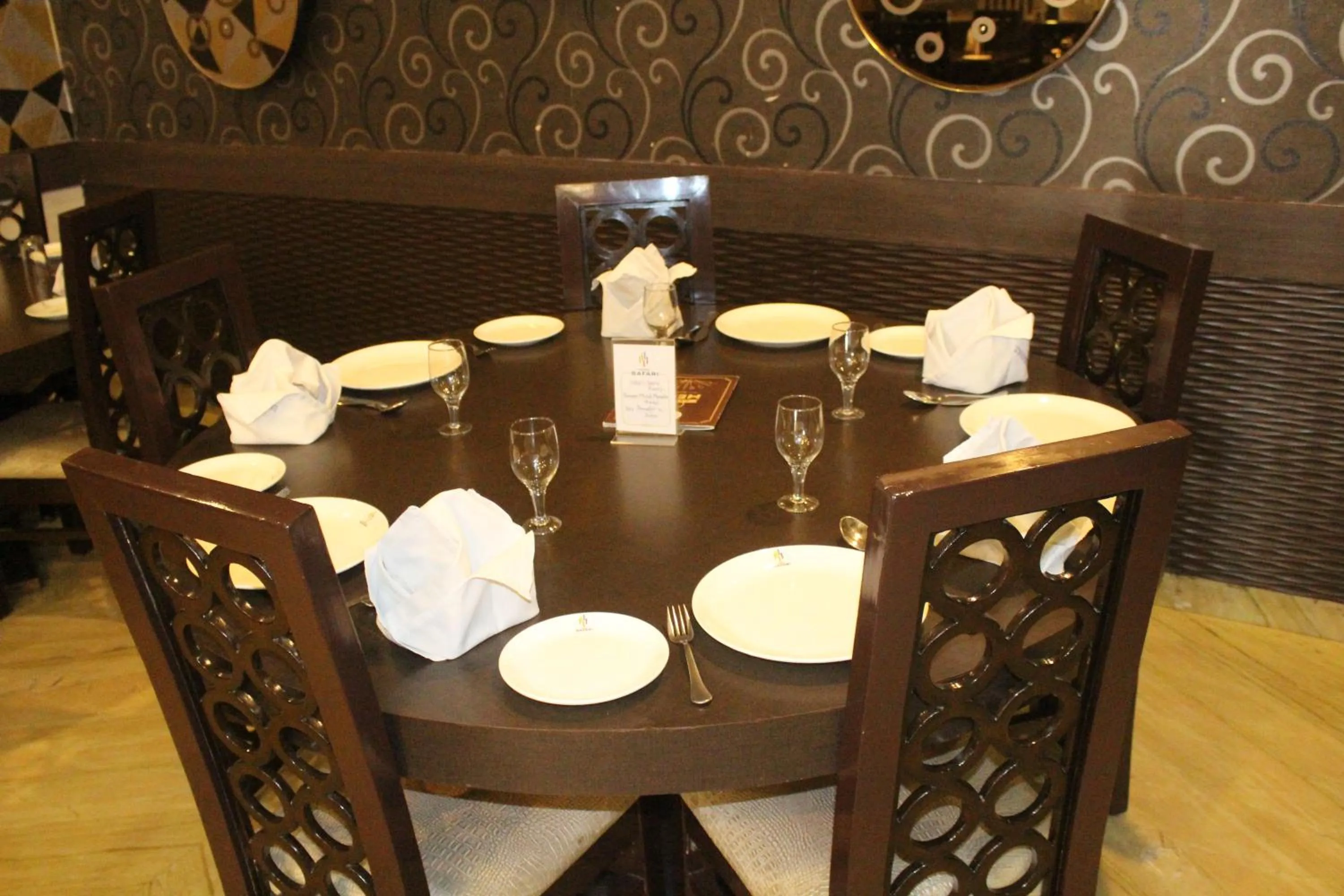 Restaurant/places to eat in Hotel Safari