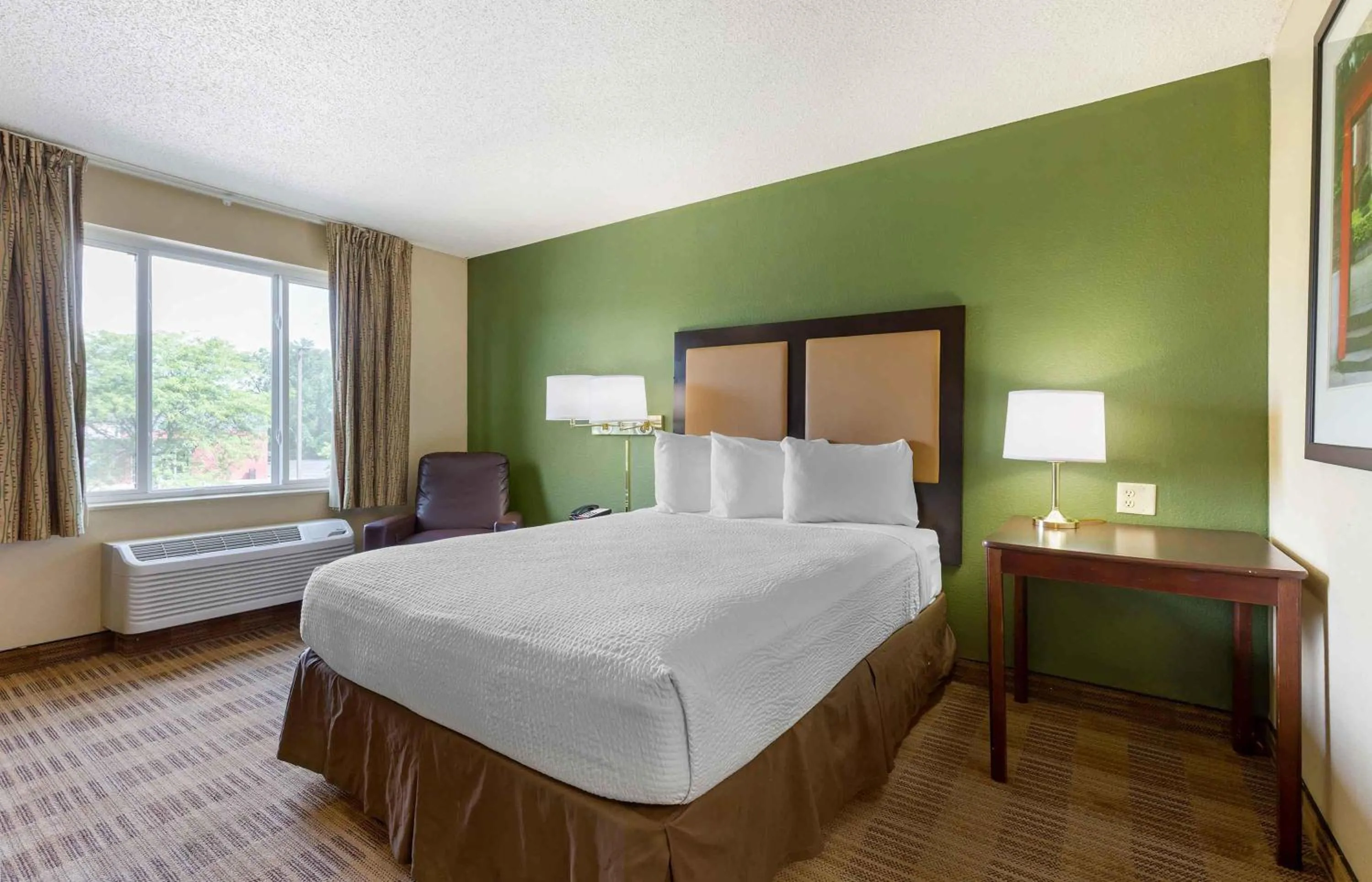 Bedroom, Bed in Extended Stay America Suites - Baltimore - Glen Burnie