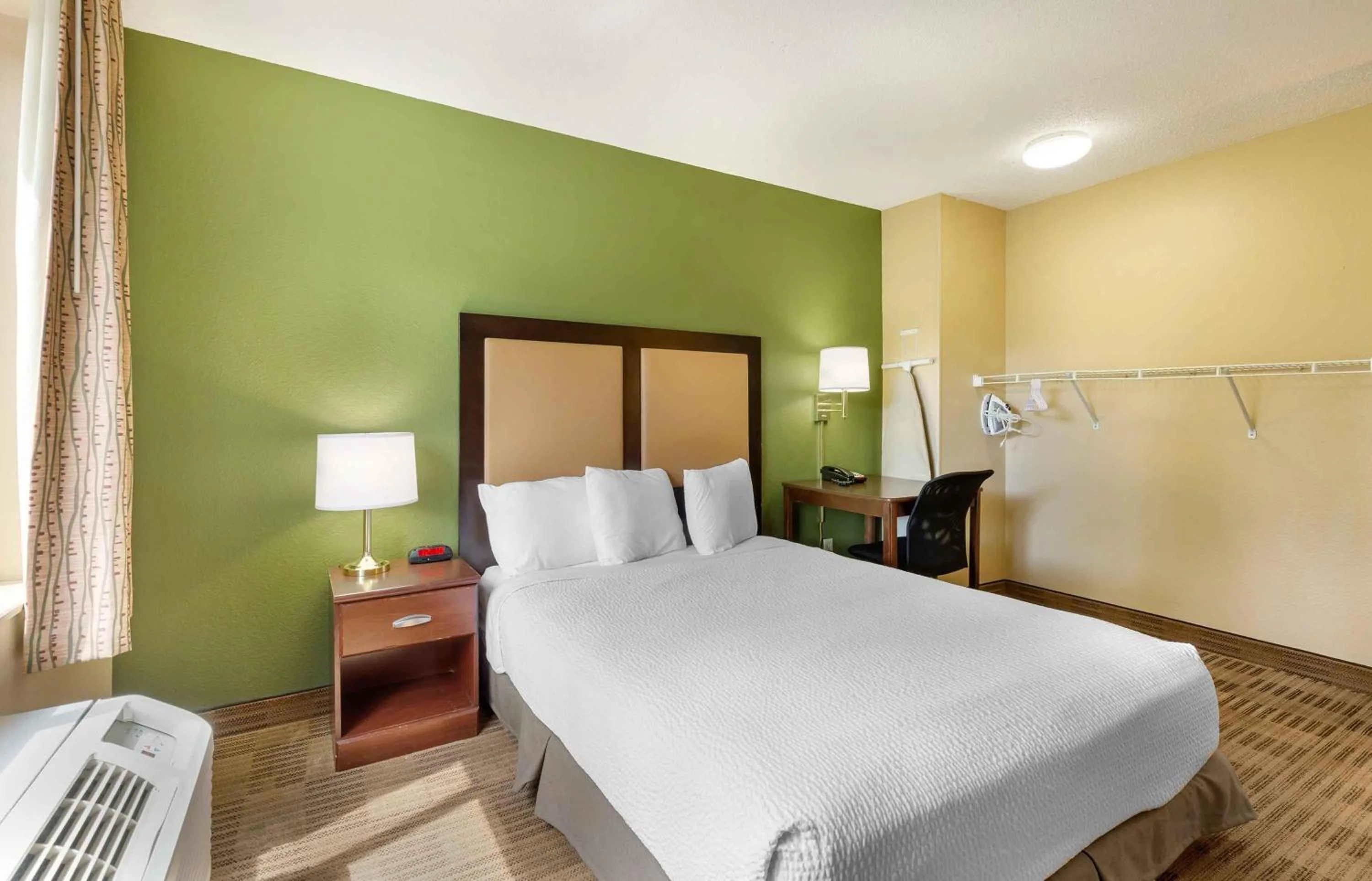 Bedroom, Bed in Extended Stay America Suites - Baltimore - Glen Burnie