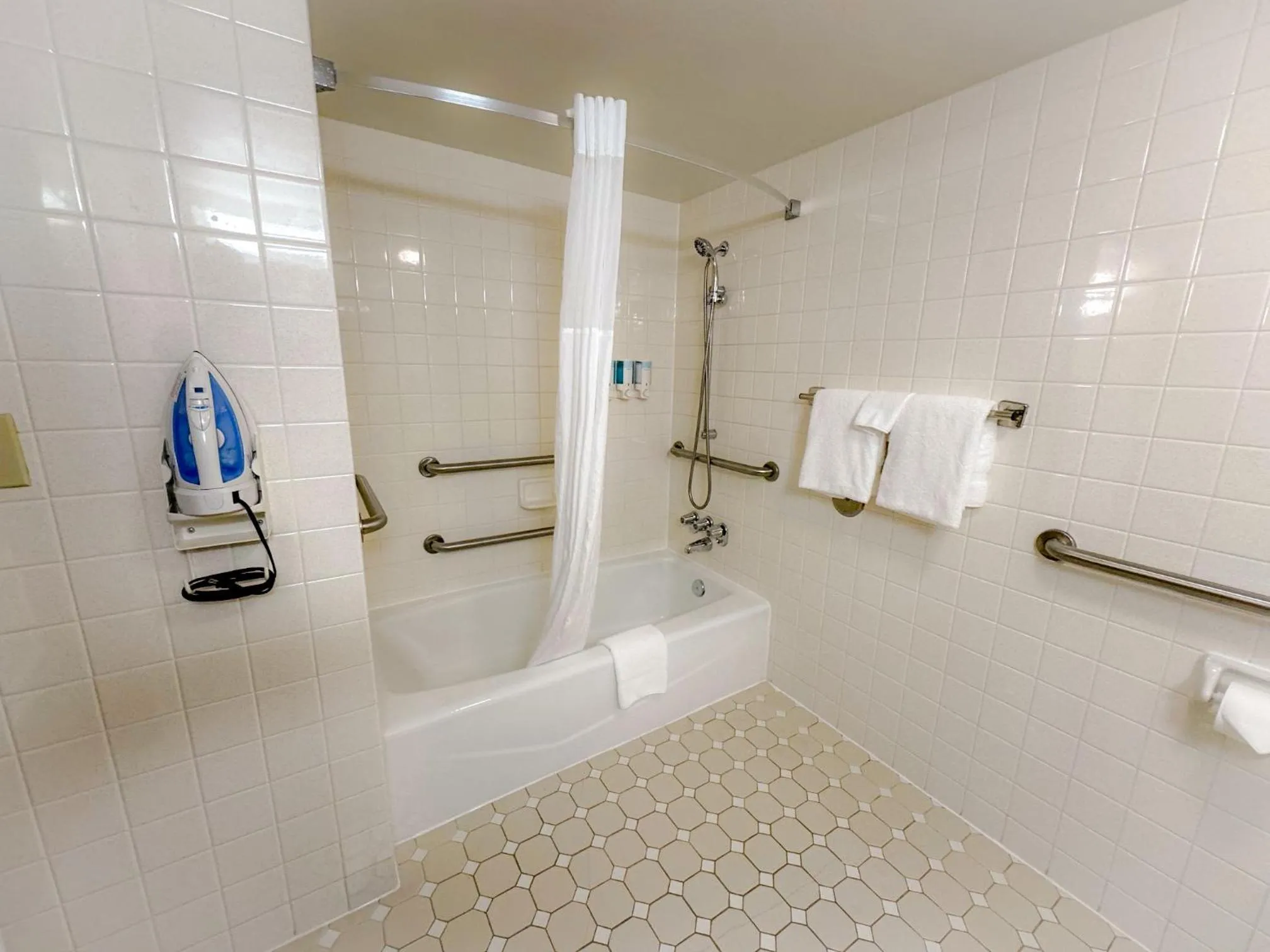 Shower in Wingate by Wyndham St Louis-Fenton Route 66
