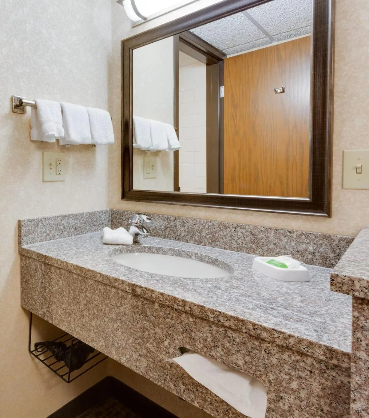 Bathroom in Wingate by Wyndham St Louis-Fenton Route 66