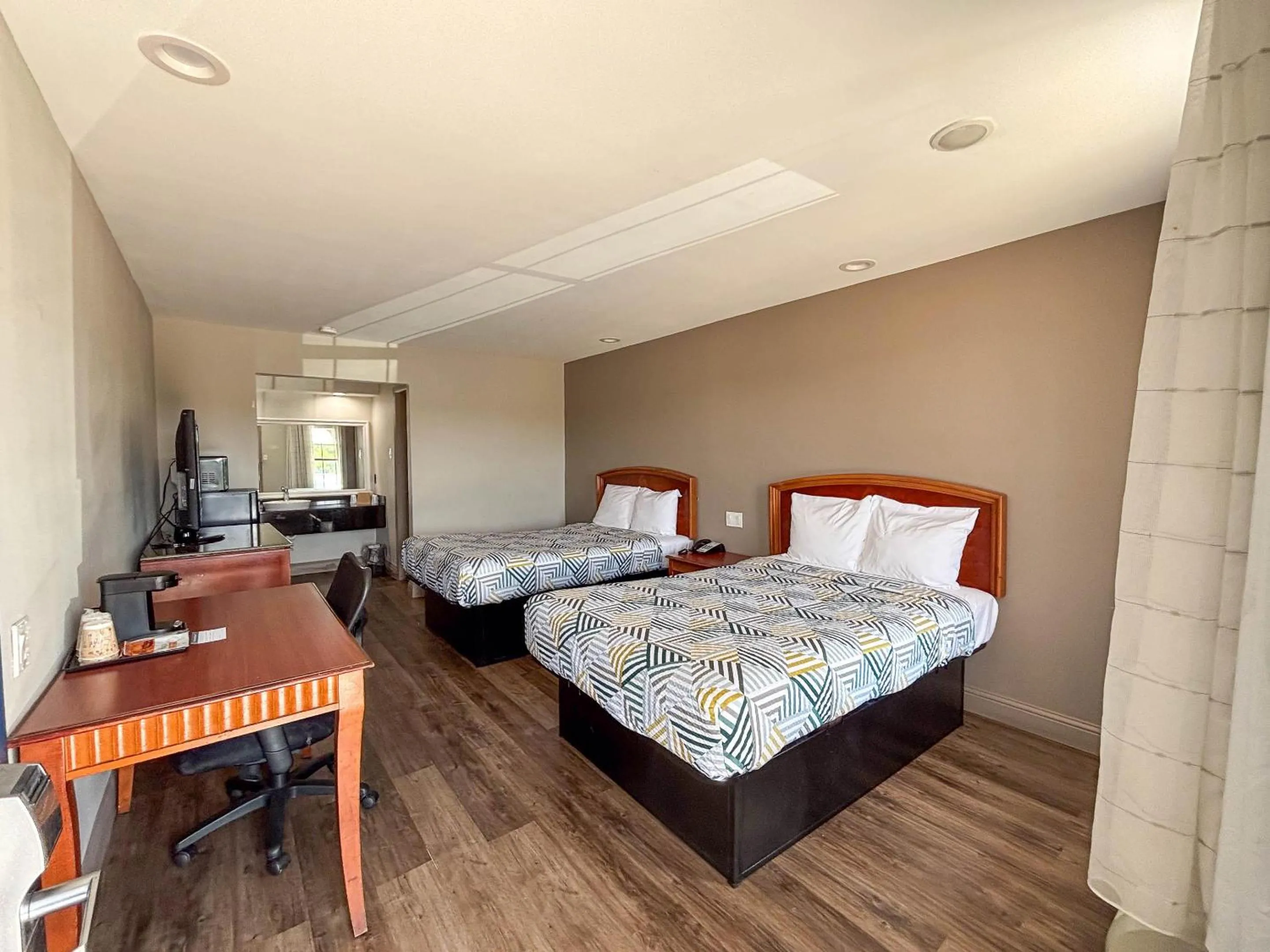 Photo of the whole room, Bed in Studio 6 Suites Mesquite, TX – Gross Rd.