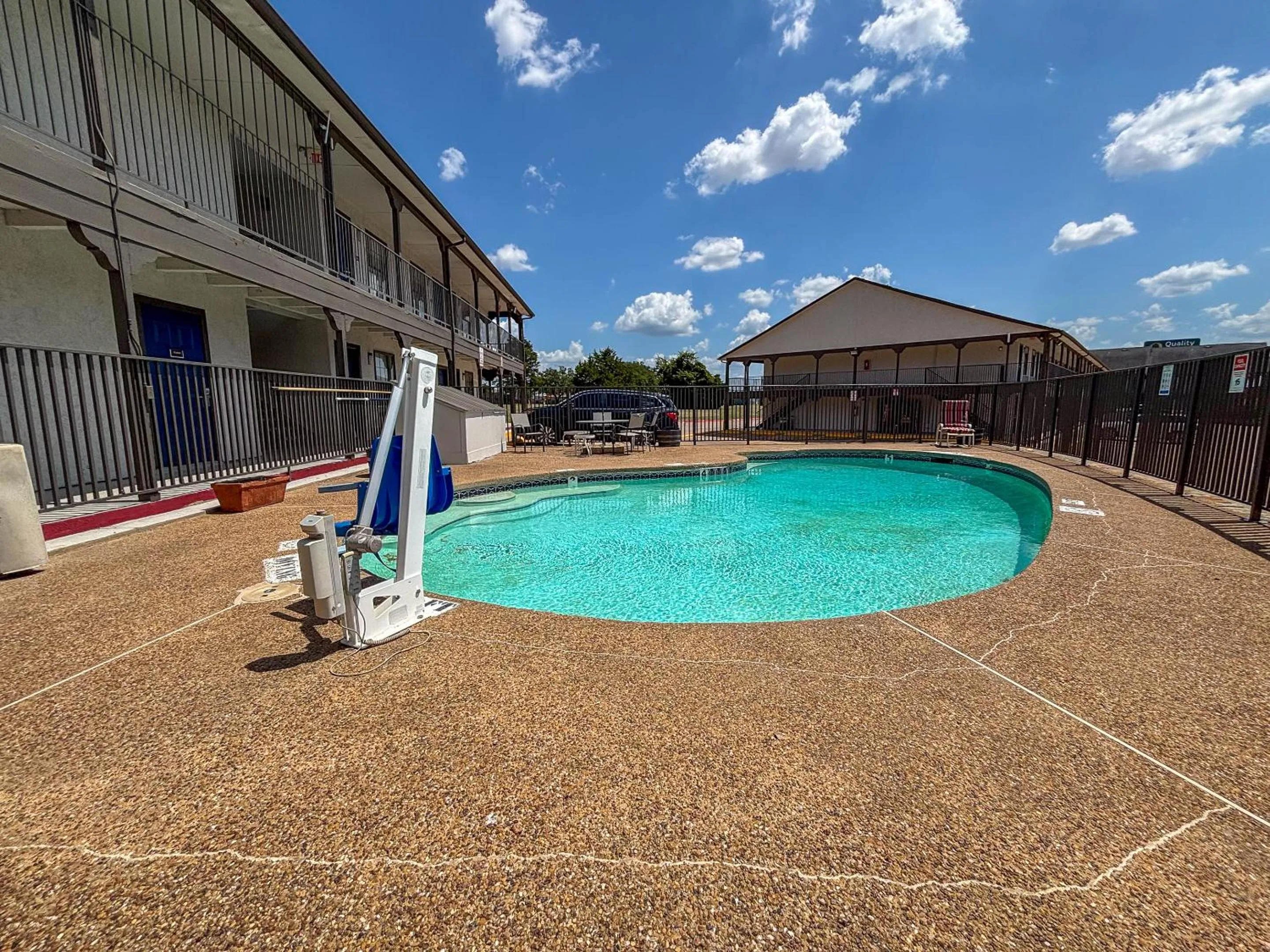 Swimming pool in Studio 6 Suites Mesquite, TX – Gross Rd.