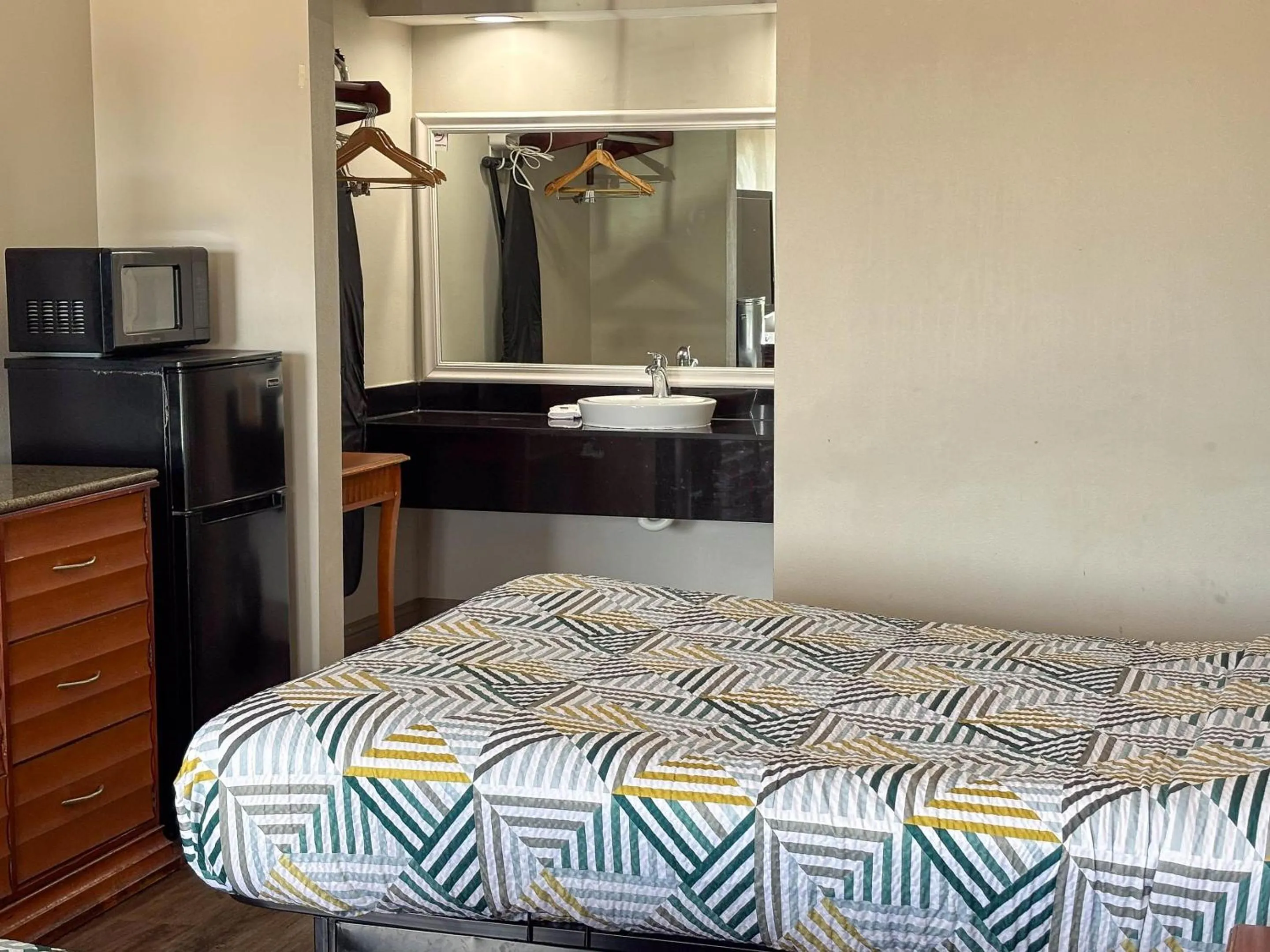 Photo of the whole room, Bed in Studio 6 Suites Mesquite, TX – Gross Rd.