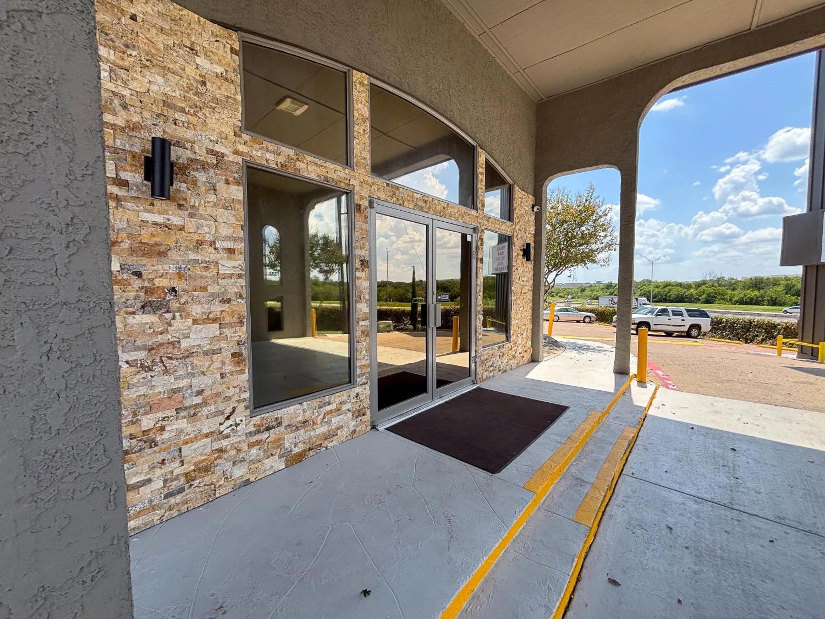 Property building in Studio 6 Suites Mesquite, TX – Gross Rd.