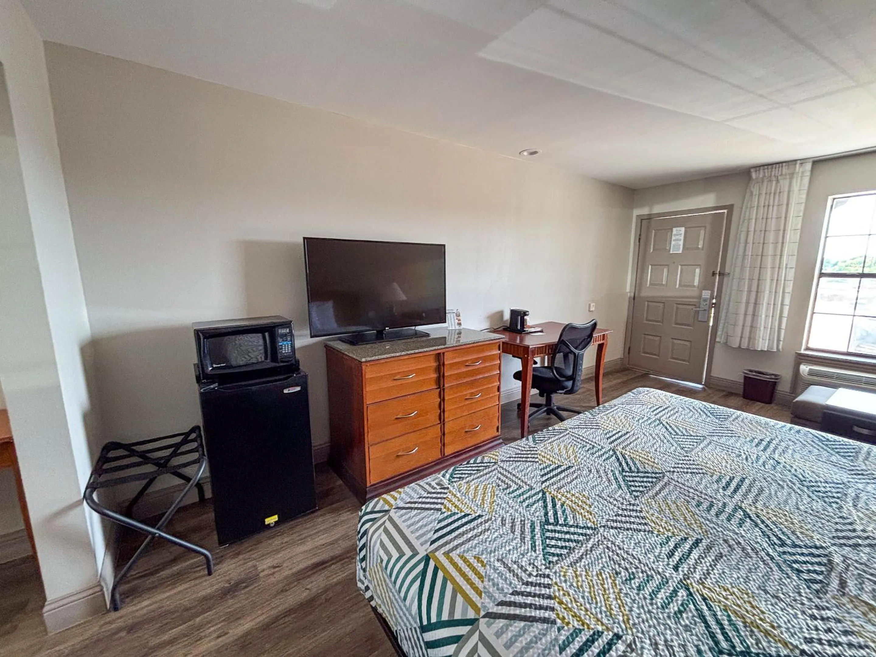 Bed in Studio 6 Suites Mesquite, TX – Gross Rd.