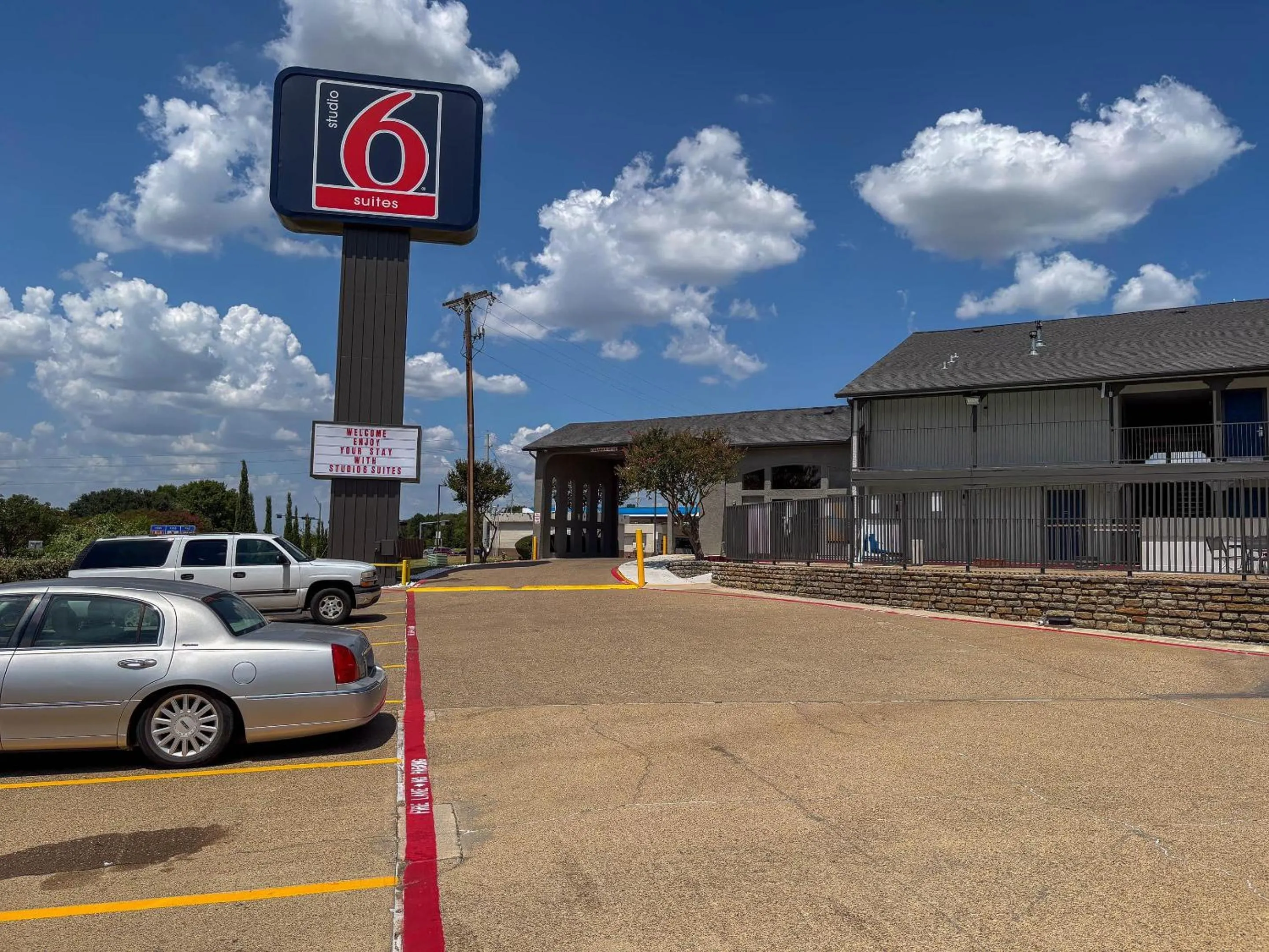 Property building in Studio 6 Suites Mesquite, TX – Gross Rd.