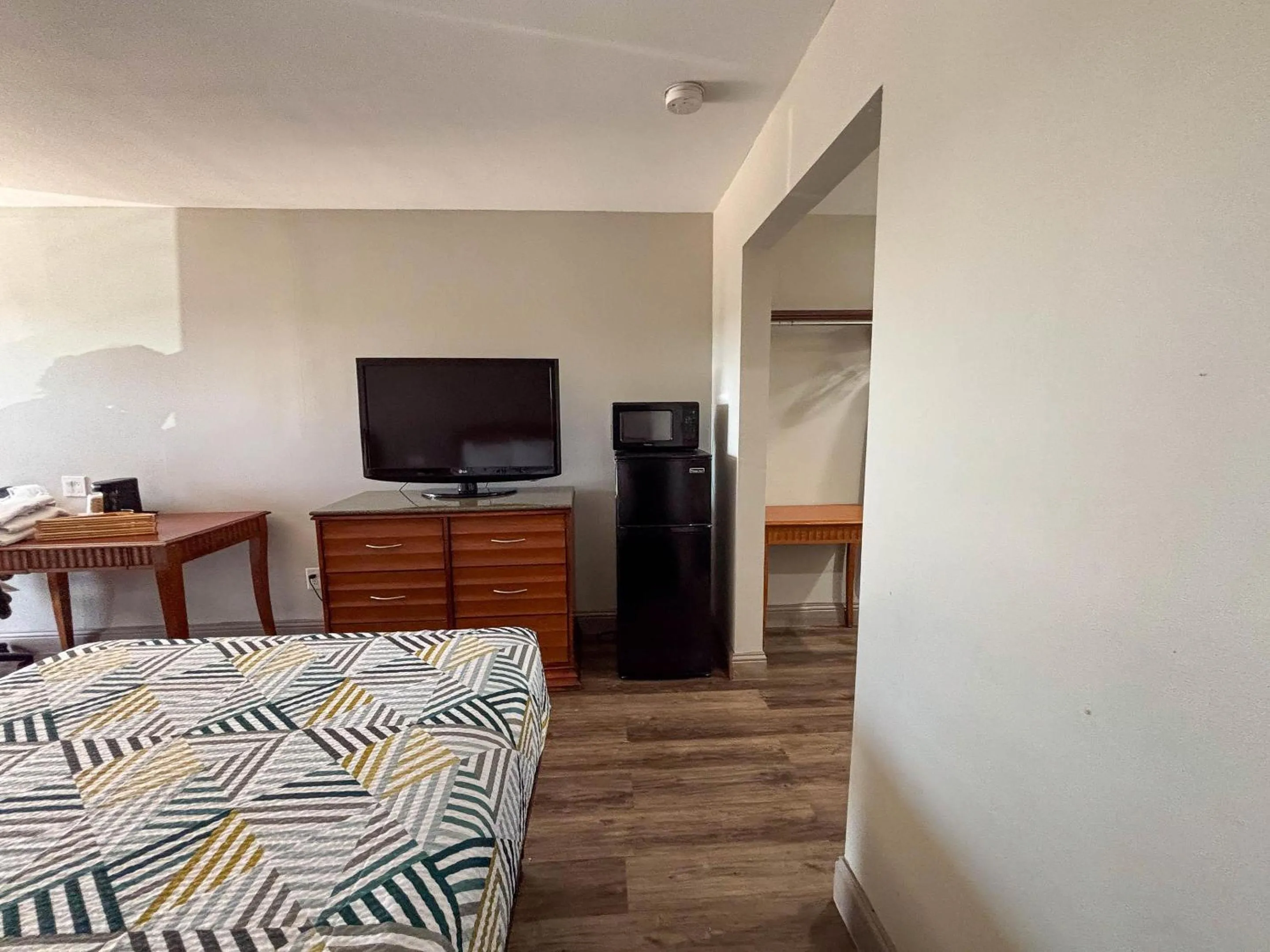 Photo of the whole room, Bed in Studio 6 Suites Mesquite, TX – Gross Rd.