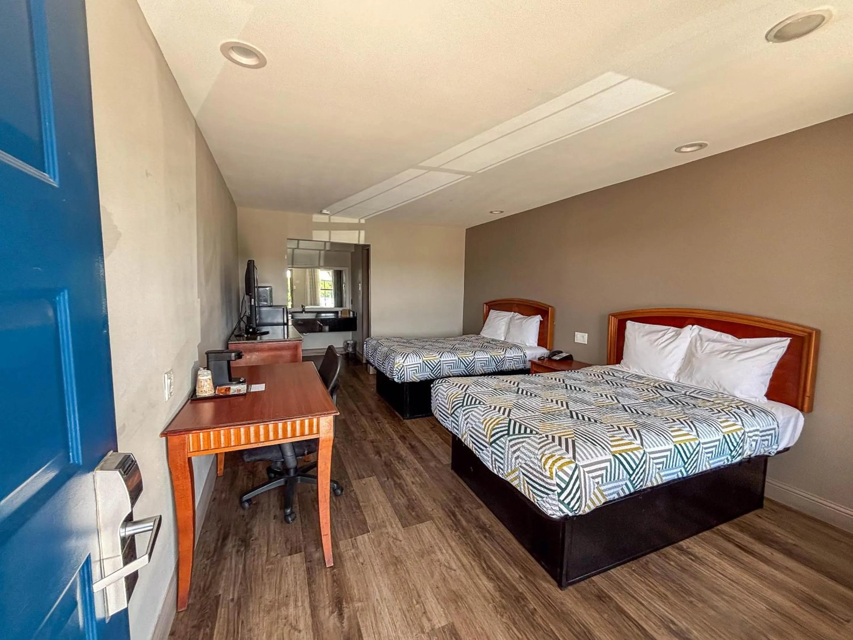 Photo of the whole room, Bed in Studio 6 Suites Mesquite, TX – Gross Rd.