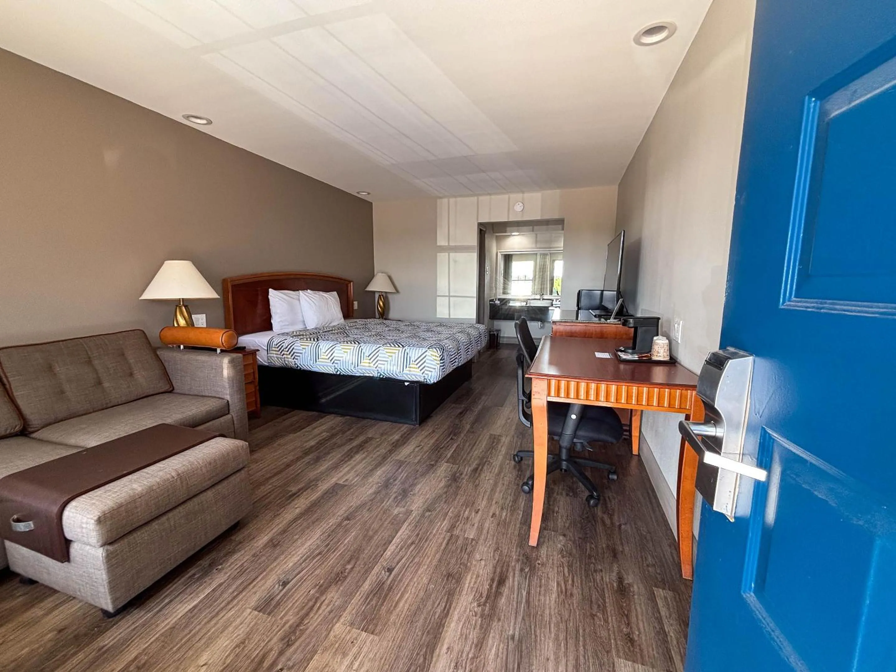 Bed in Studio 6 Suites Mesquite, TX – Gross Rd.