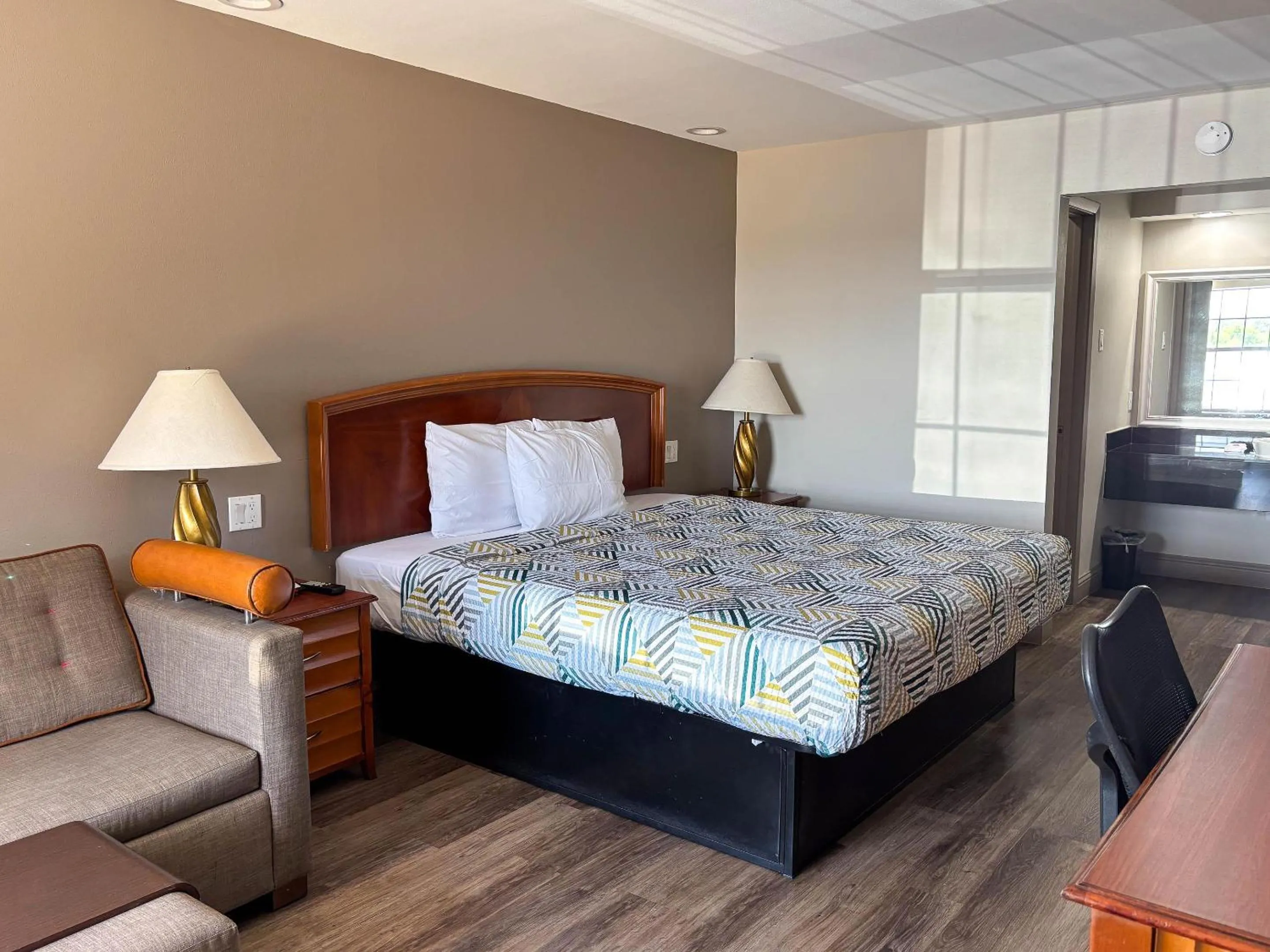 Photo of the whole room, Bed in Studio 6 Suites Mesquite, TX – Gross Rd.