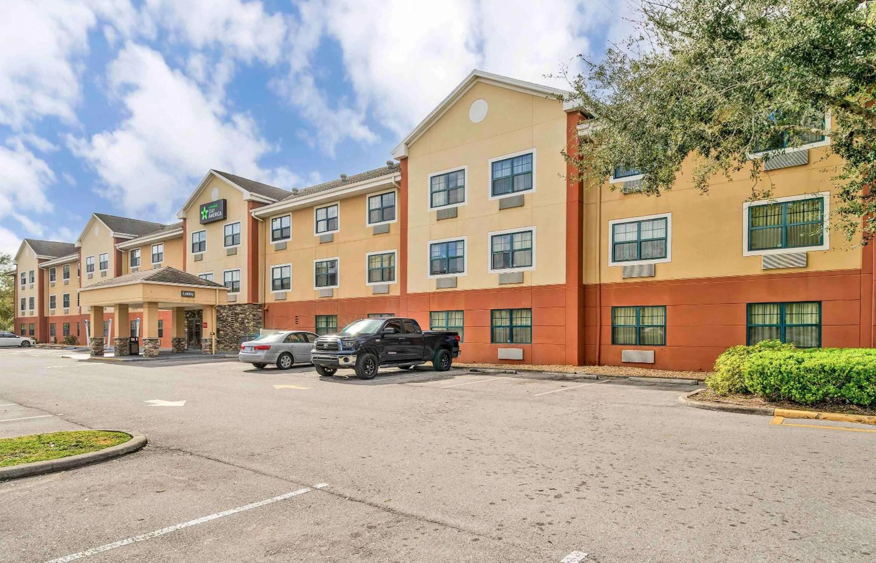 Property building in Extended Stay America Select Suites - Tampa - North - USF - Attractions
