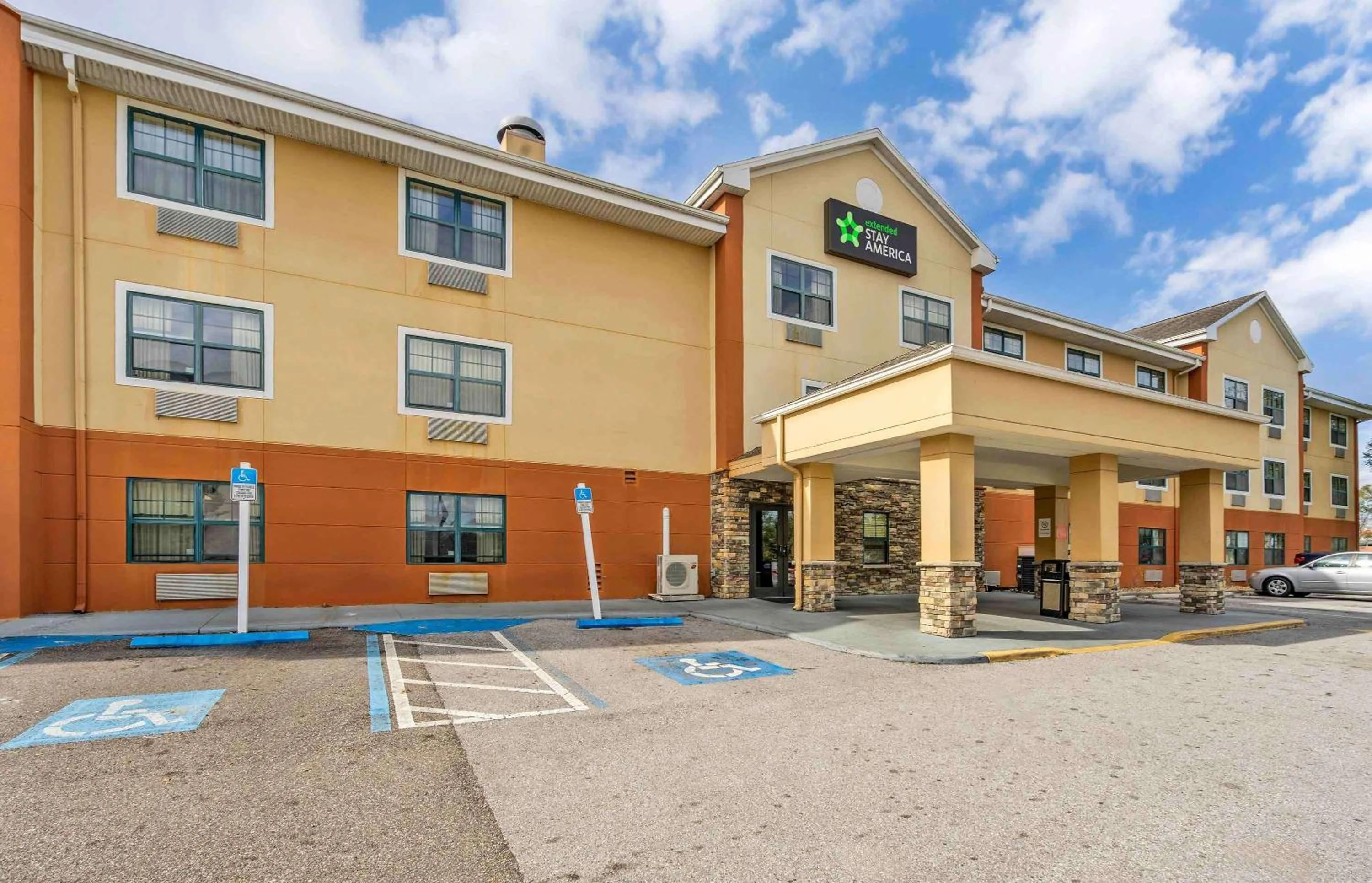 Property building in Extended Stay America Select Suites - Tampa - North - USF - Attractions
