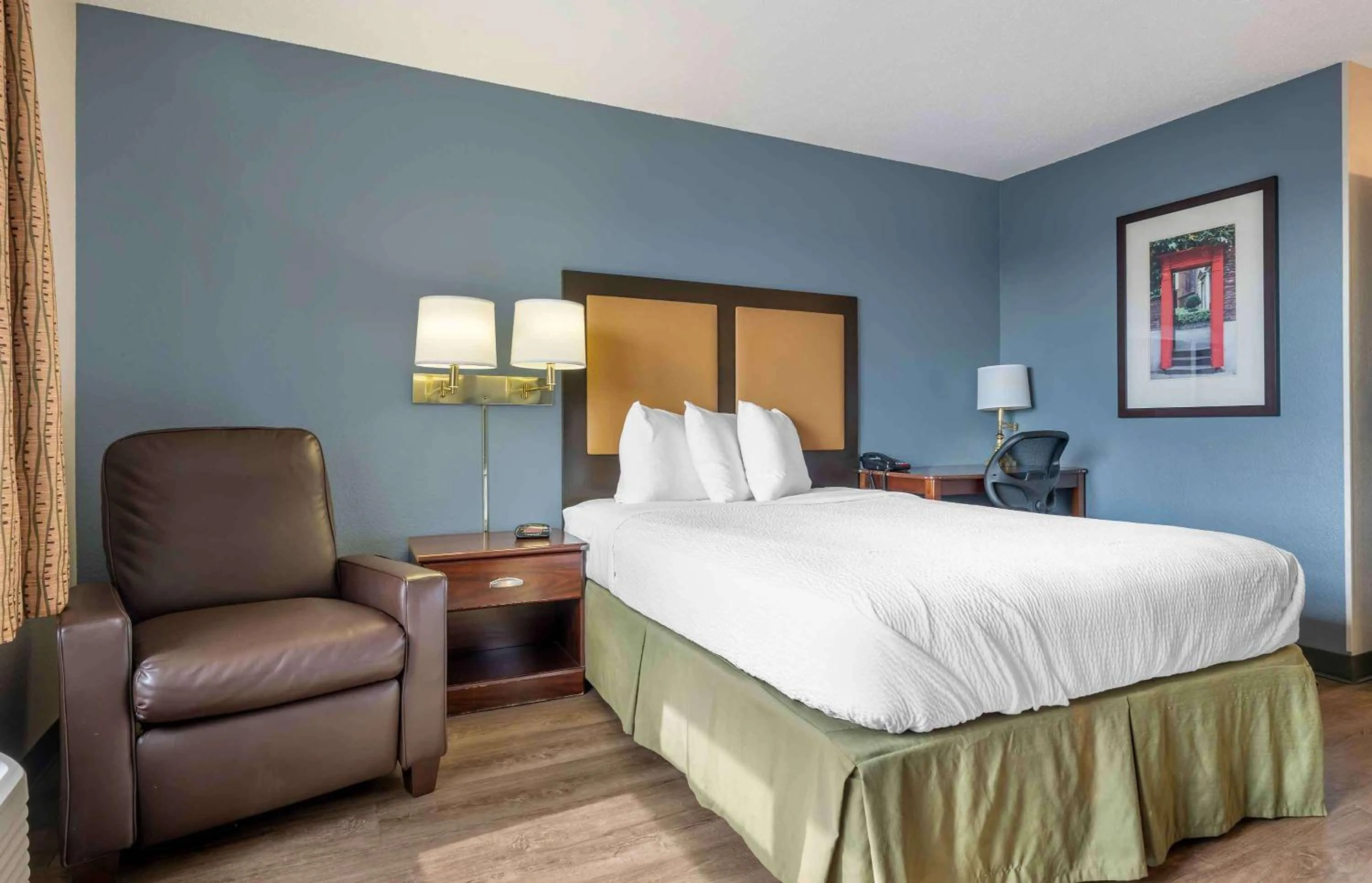 Bedroom, Bed in Extended Stay America Suites - Chicago - Romeoville - Bollingbrook