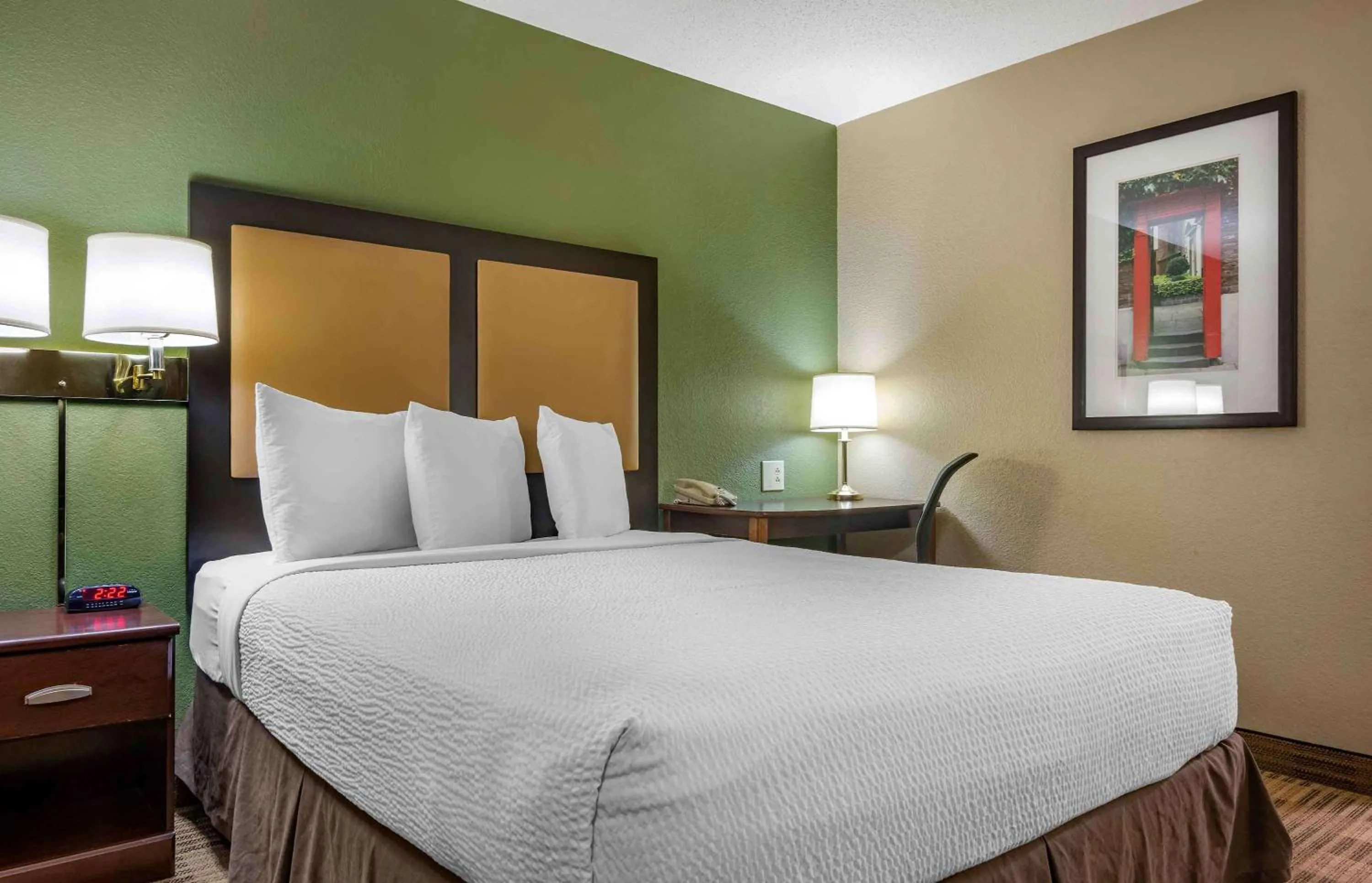 Bedroom, Bed in Extended Stay America Suites - Pittsburgh - West Mifflin